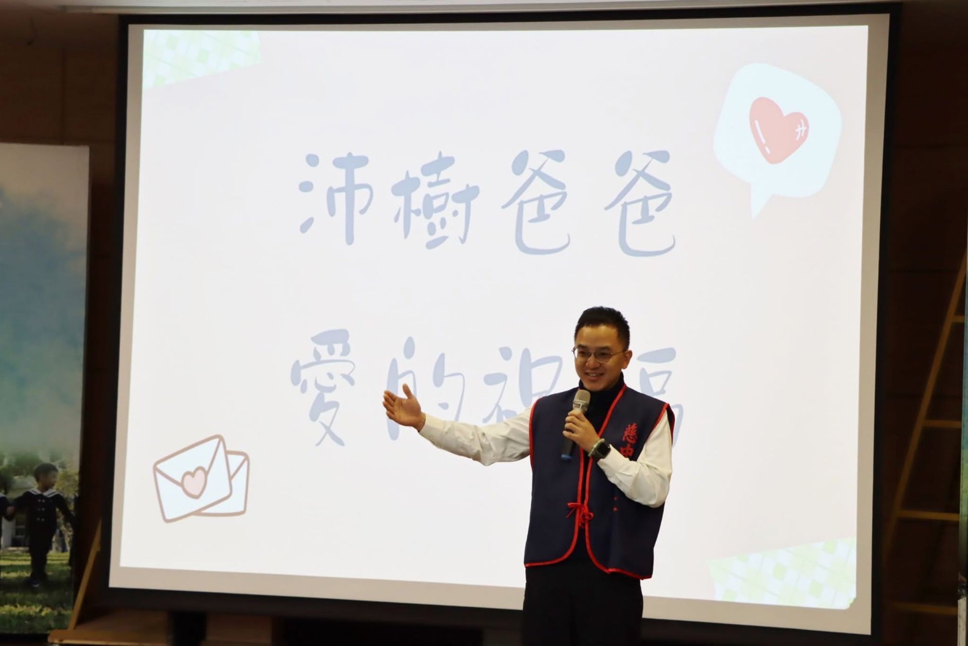 家長會送上「包高中」的菜包、蛋糕與粽子造型餅乾,為高三學子衝刺的甜蜜補給。