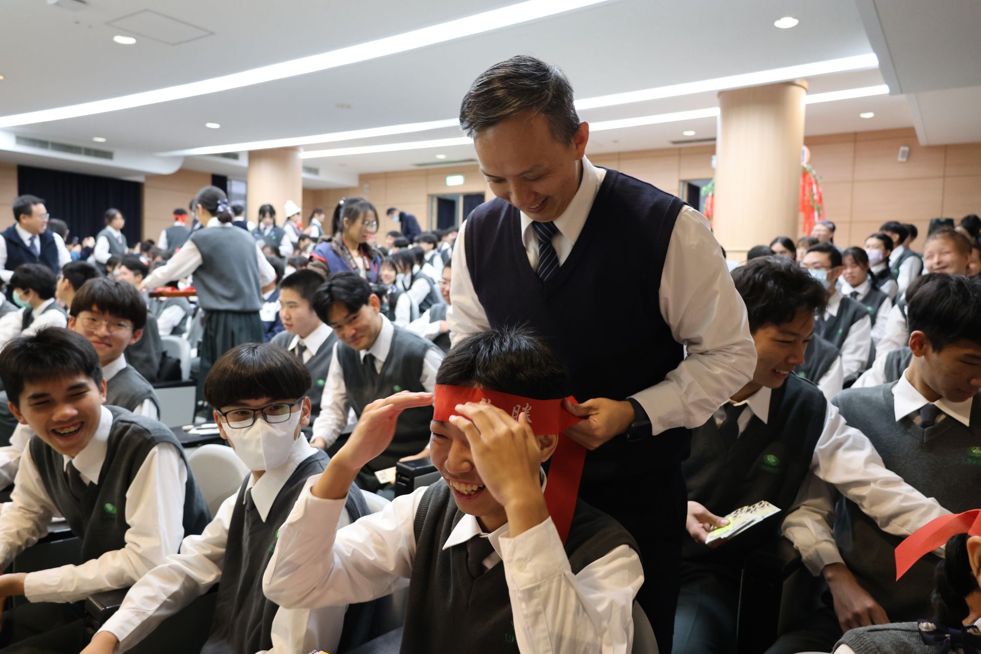 師長綁上必勝頭帶鼓勵學子穩住心態、全力以赴。