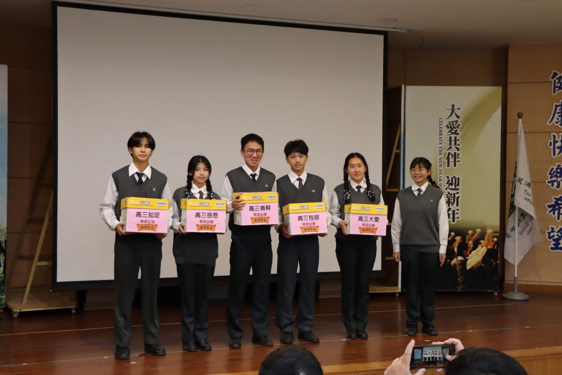 高二學生送上象徵幸運的「Lucky巧克力」,為學長姐們加油打氣。