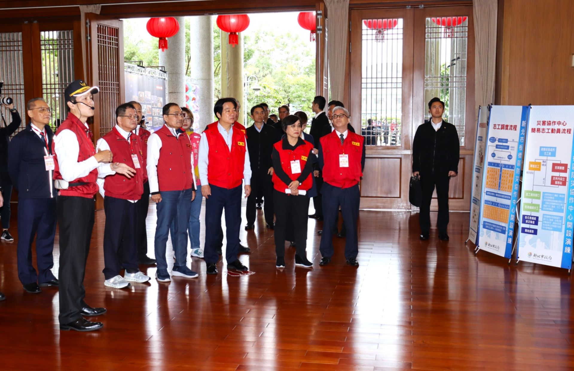 新北市政府辦理板橋區防災協作中心運作,12月24日上午特別規劃安排於佛教慈濟慈善事業基金會板橋静思堂進行演練,賴清德總統特地蒞臨視察觀摩了解運作情形。