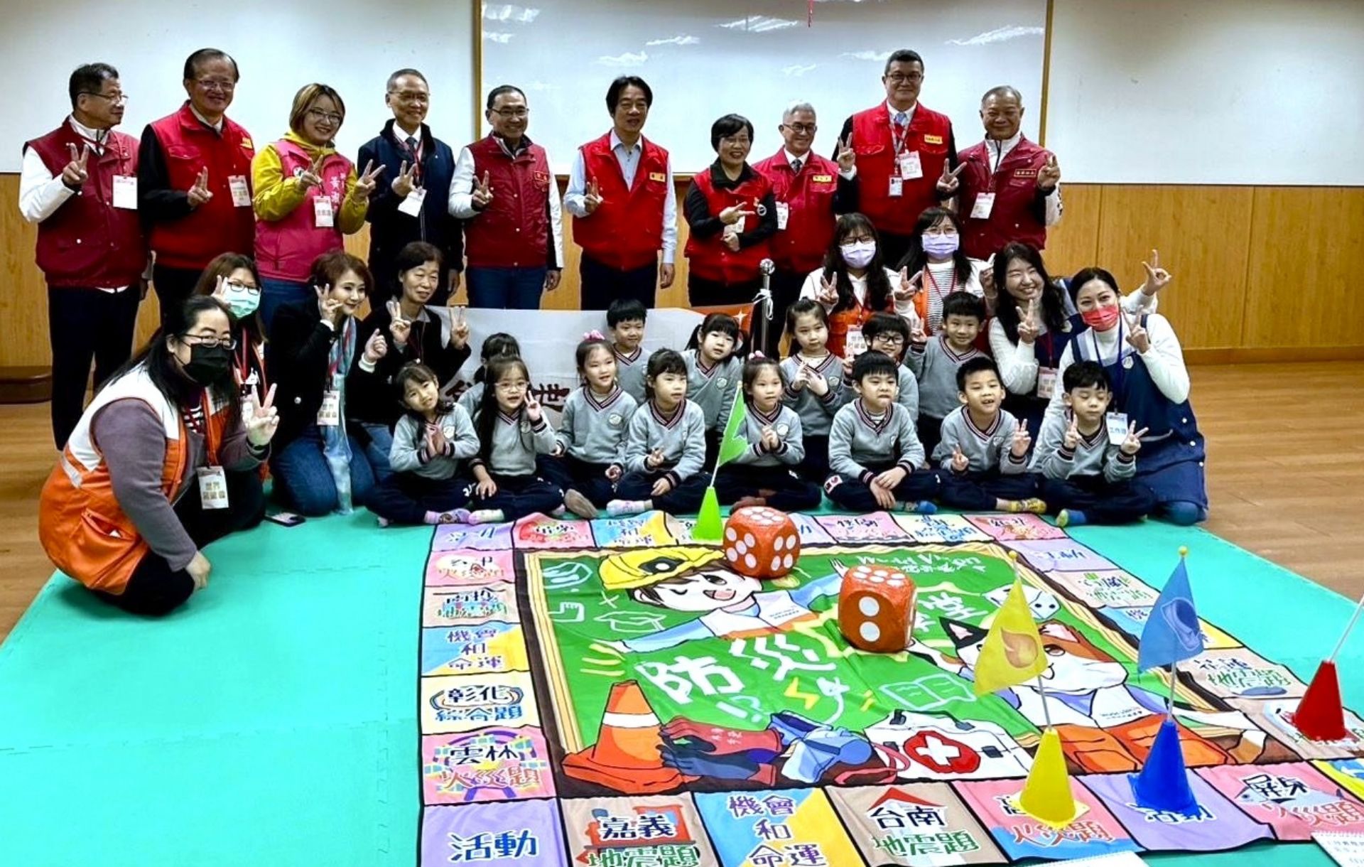 板橋區防災協作中心開設演練,特別藉重慈濟完整的編組、高效率的動員機制及靜思堂場所空間資源,建立起一套示範機制。