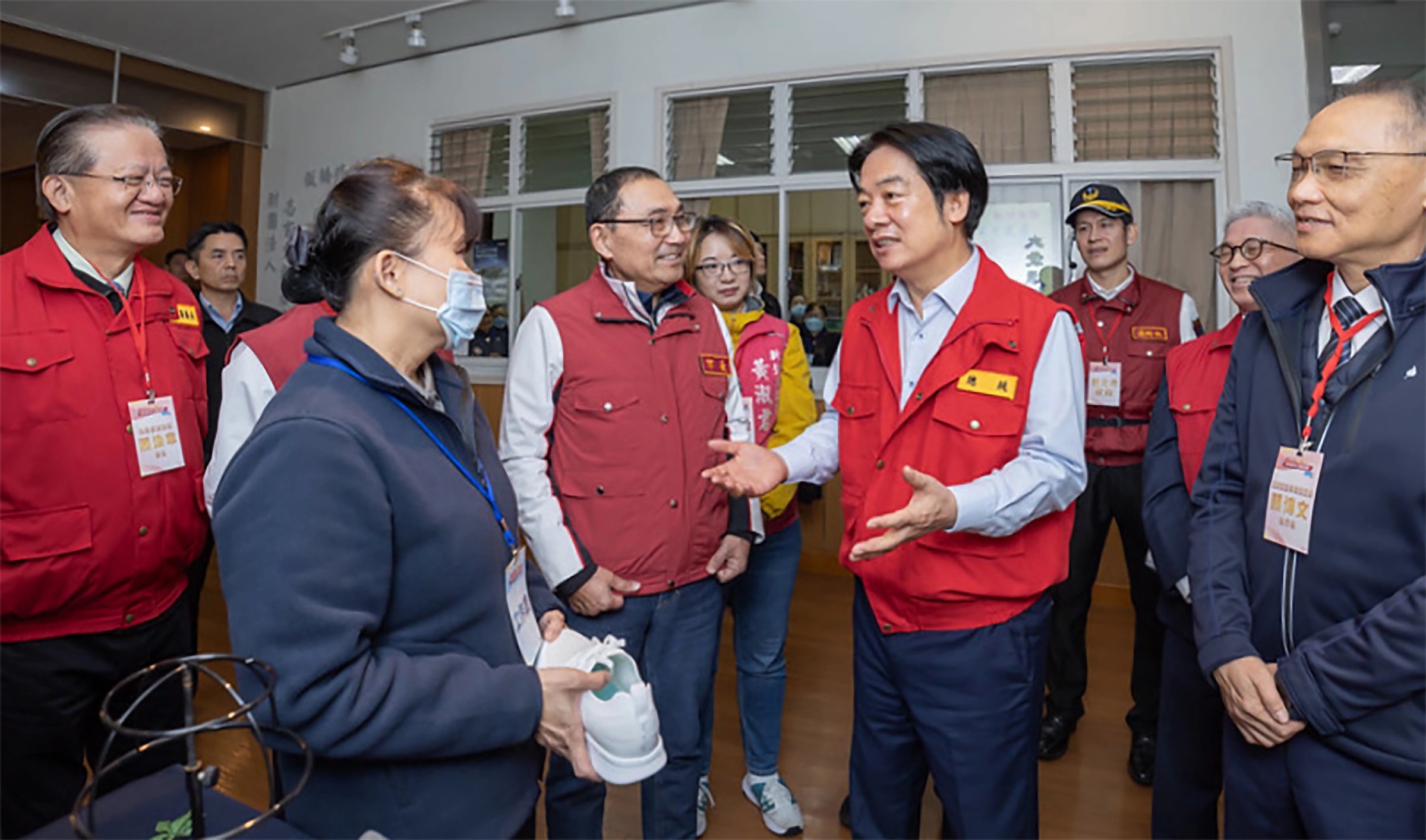 總統在新北市災害應變中心人員導覽說明下,了解防災協作中心演練動線及流程