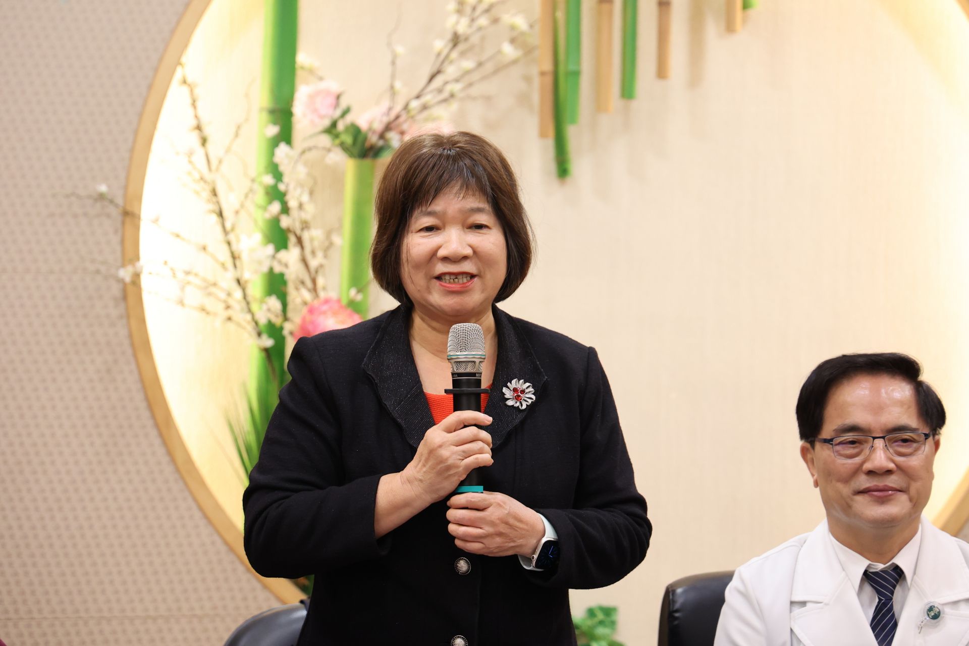 帶領臺灣各地25個護理師護士公會團隊來觀摩的護理公會全聯會理事長紀淑靜(左),特別讚揚了花蓮慈院在多次災難應對中的卓越表現。