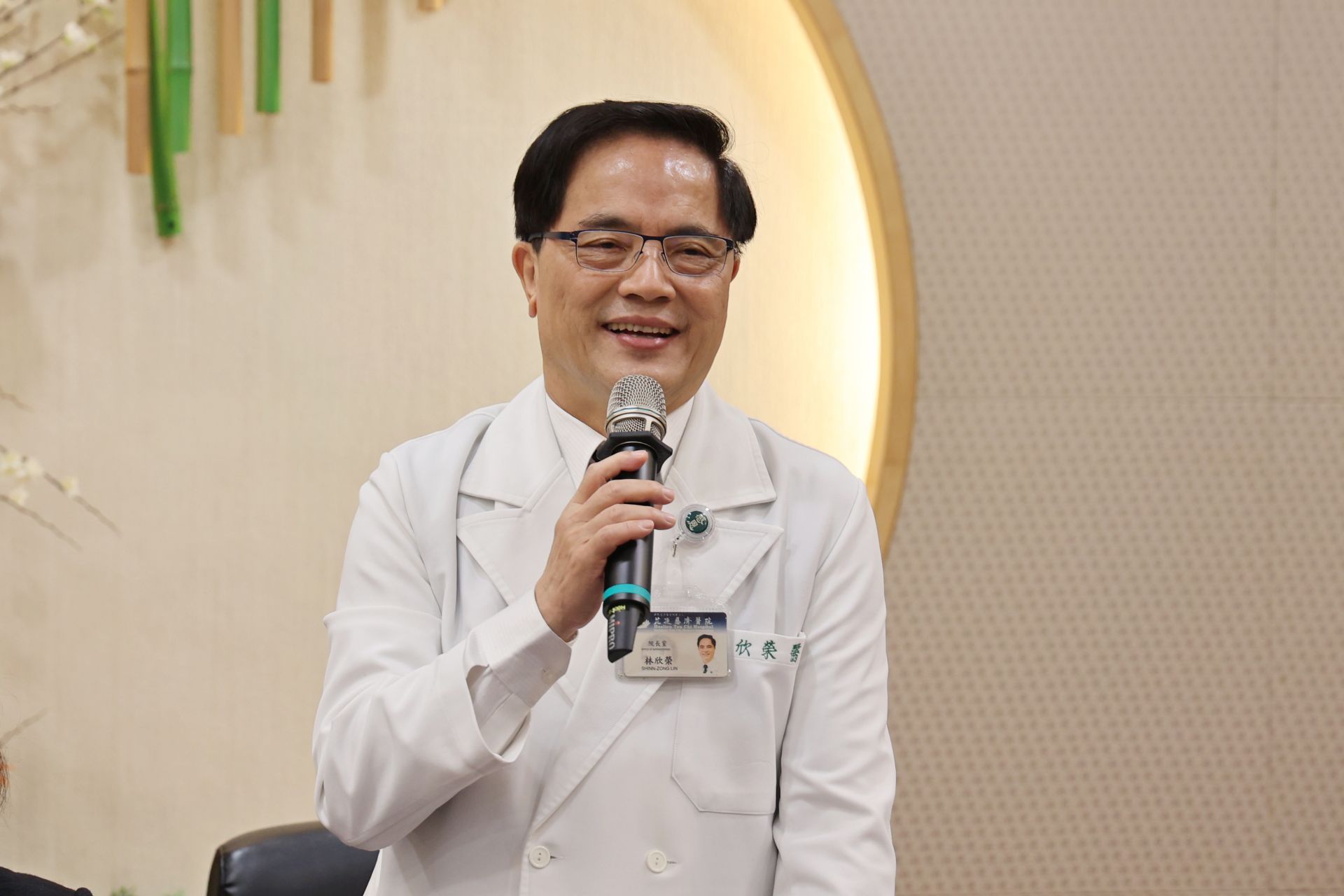 花蓮慈院院長林欣榮說,在資訊化之後,只需透過手機,就能夠掌握所有資料,實現了災難醫療的高效運作,並且充分發揮了護理師的專業能力,讓病患得到迅速而專業的照護。