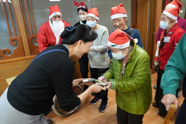 同心圓日照中心的長者們在25日化身耶誕老人,送上親手做的藥草足浴包,體貼各單位平常照顧他們的辛勞。