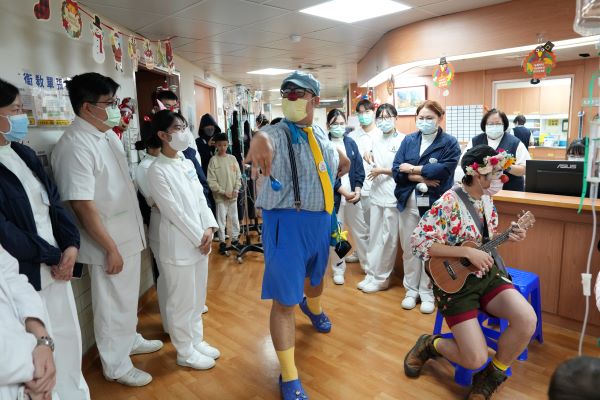 常常巡迴各醫院帶來歡笑的「紅鼻子醫生」,在耶誕夜將歌聲與歡樂帶到慈院兒科病房,讓小病人和醫護同仁都一起同樂。