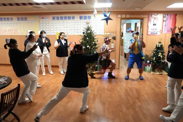 多元、關懷和溫暖的氣氛隨著彼此關懷的心一起擺動,每個人都接受到了屬於自己的愛與關懷。