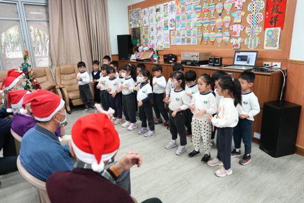 大愛幼兒園的小朋友們和日間照顧中心的長者們在報佳音快閃活動中,老幼共學共度溫馨佳節。