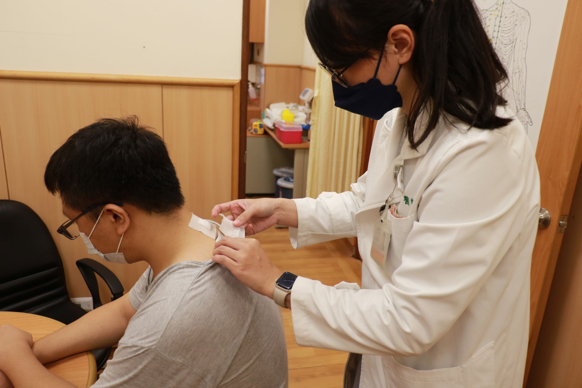 醫師以熱性中藥敷貼穴位增加陽氣,驅散寒氣,改善因虛寒造成的病症有很大的幫助。