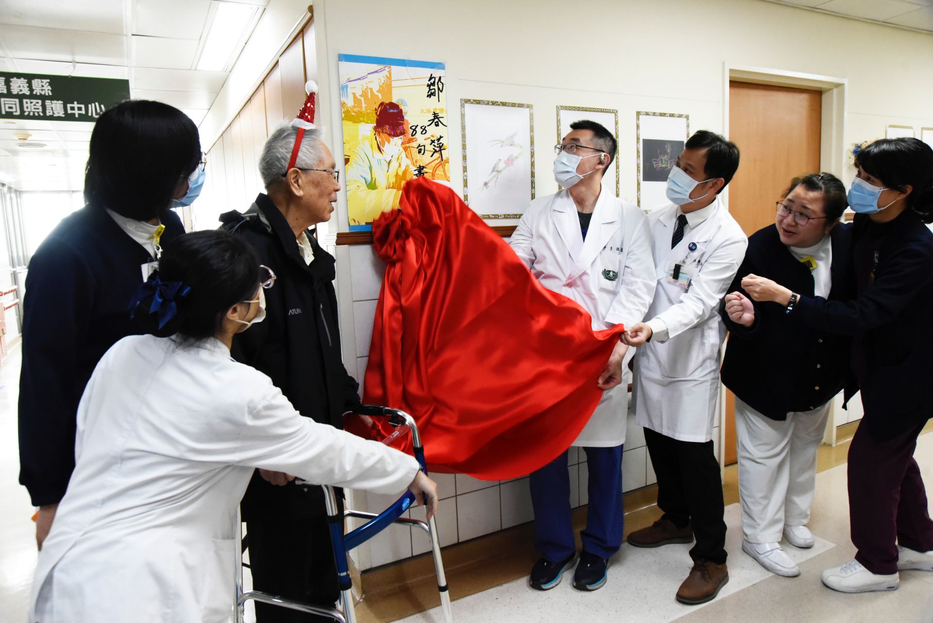 醫護團隊特別為88歲的鄒爺爺舉辦了畫展揭幕儀式。