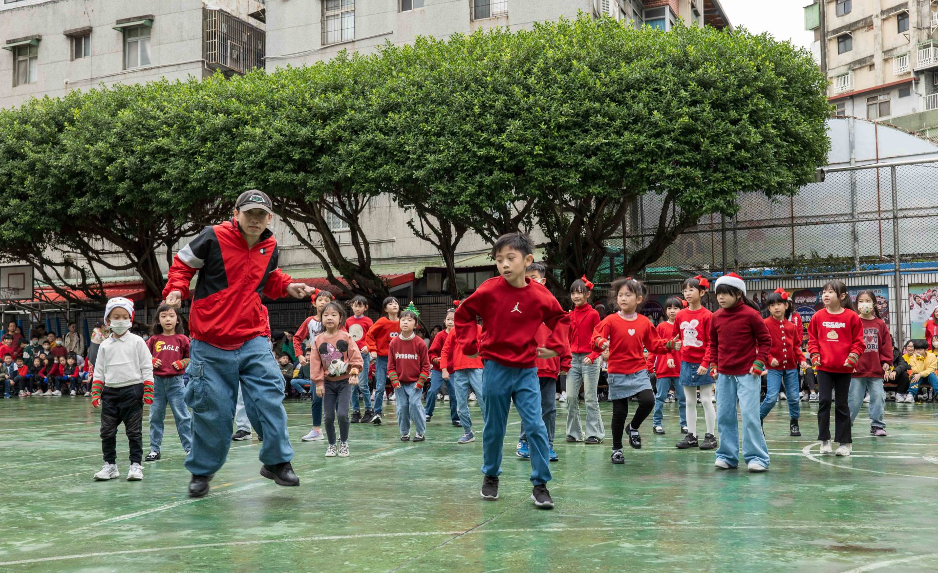 孩子們精彩又充滿活力的表演熱力四射,溫暖並振奮了現場每一個人的心。