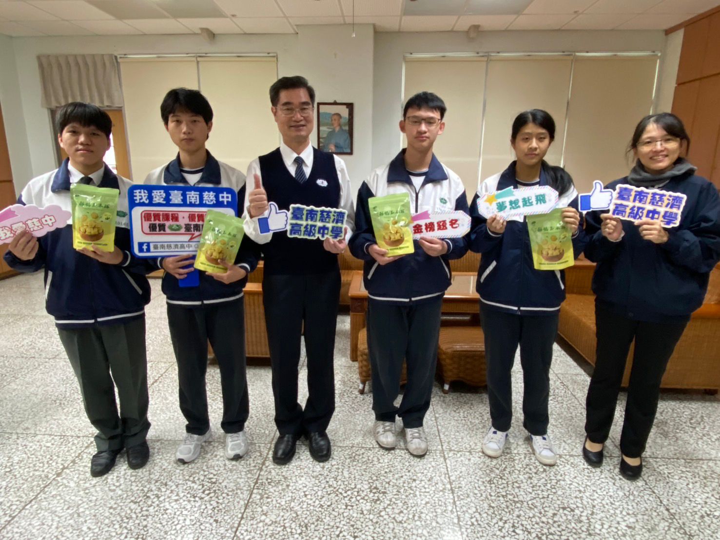 姚智化校長及教務處張齡之主任恭喜錄取的同學們,同時感謝老師們的用心陪伴及辛勤指導,幫助學生築夢踏實。