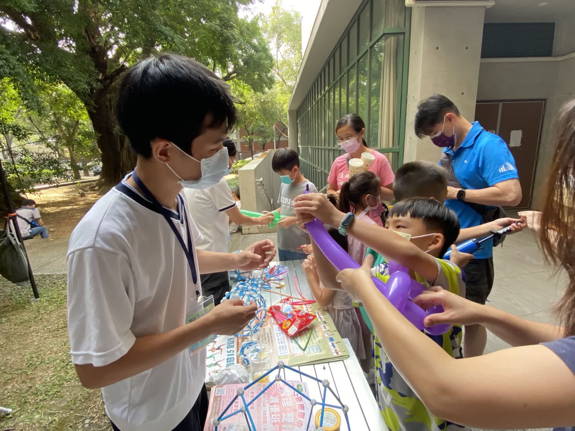 吳昀宸同學協助成大理學大道博覽會活動,與到訪的家長、學生分享趣味科普。