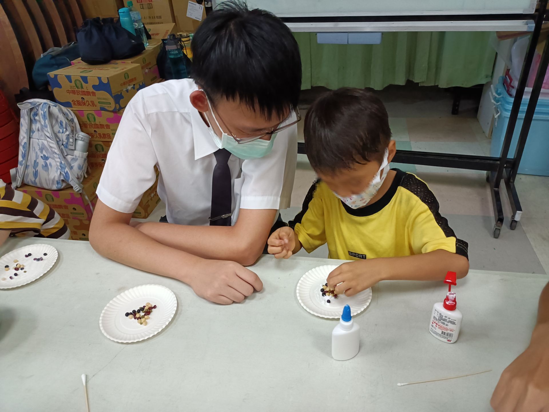范澤瑞同學利用課餘參加青年醫療體驗營,在育幼院的關懷活動中,體會有能力助人就是福
