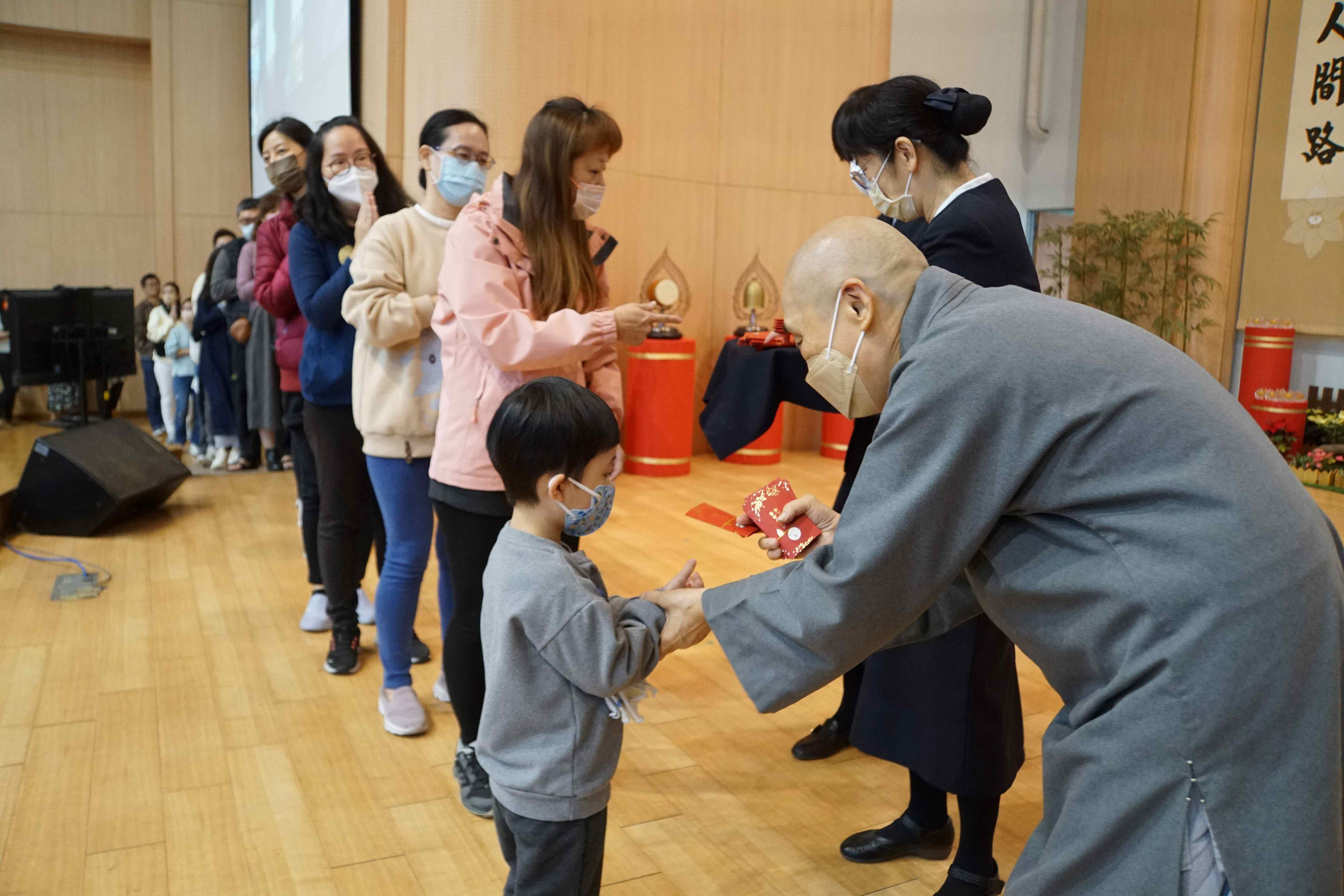 許多家長撥空前來參與歲末祝福,藉此機會更加了解慈濟及學校。