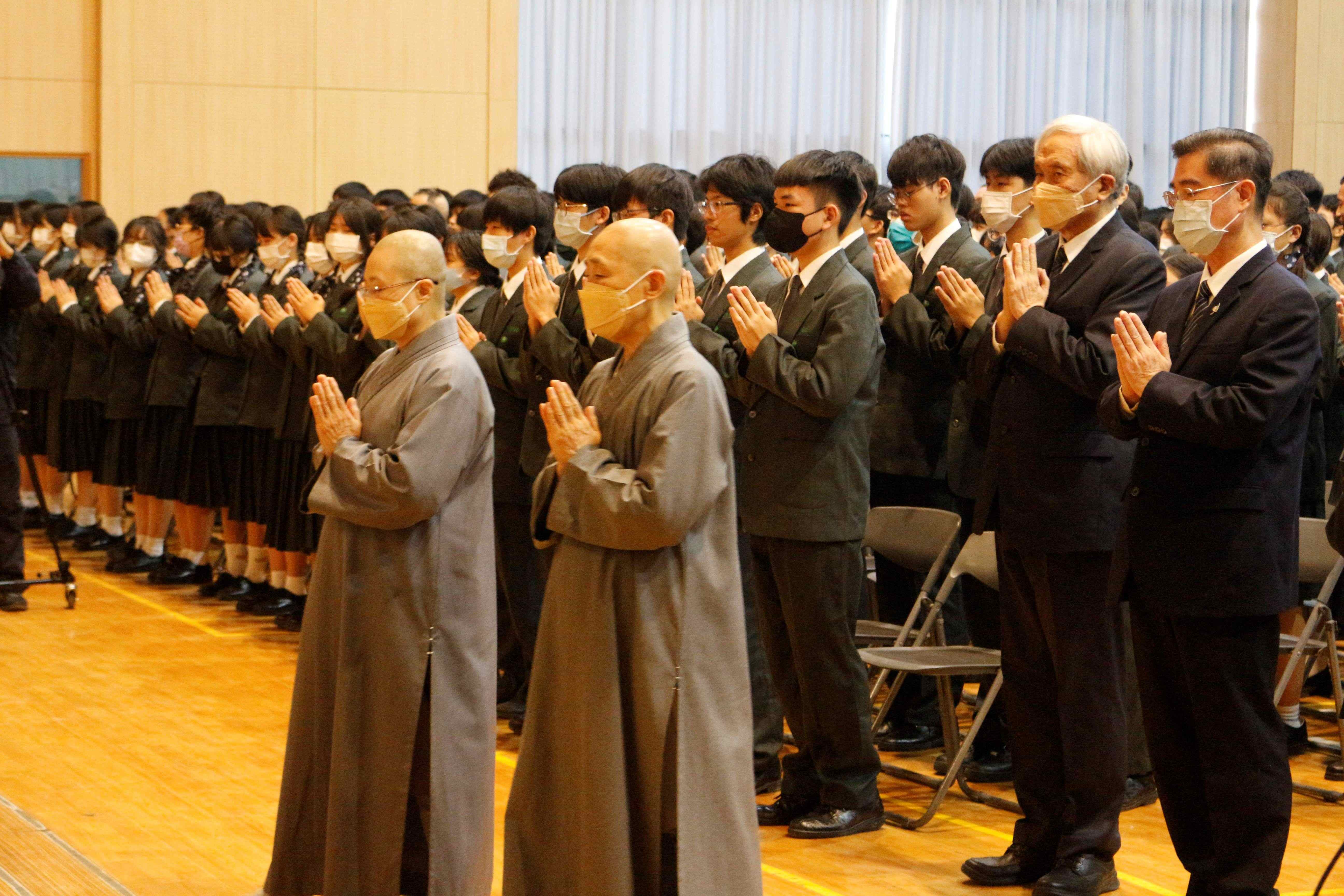 德英師父和德勷師父在姚智化校長和教育志業王本榮執行長的陪同下緩緩入場。