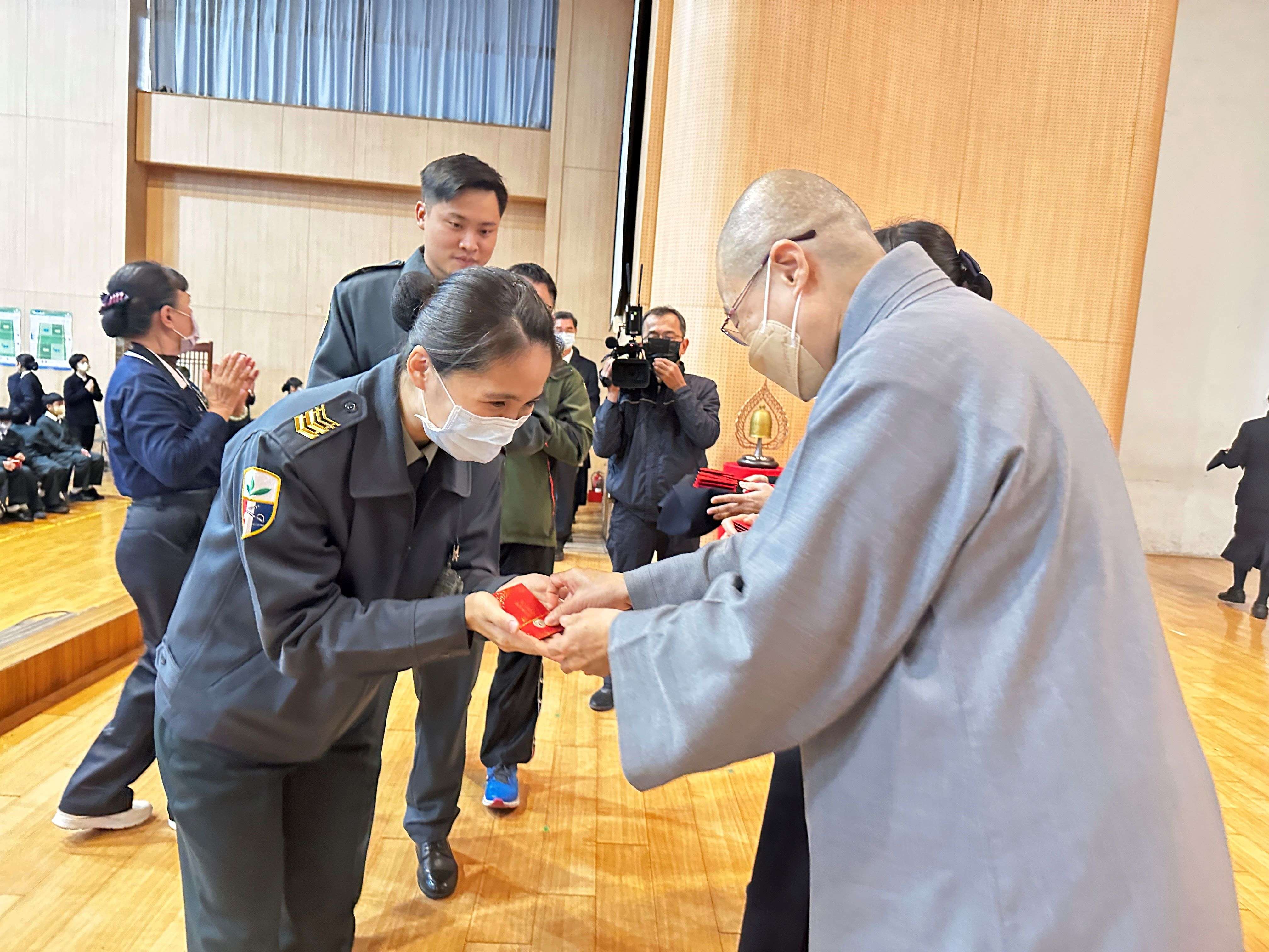 到校招生的國軍夥伴也一同參與中學部的歲末祝福,大家歡喜領受福慧紅包。
