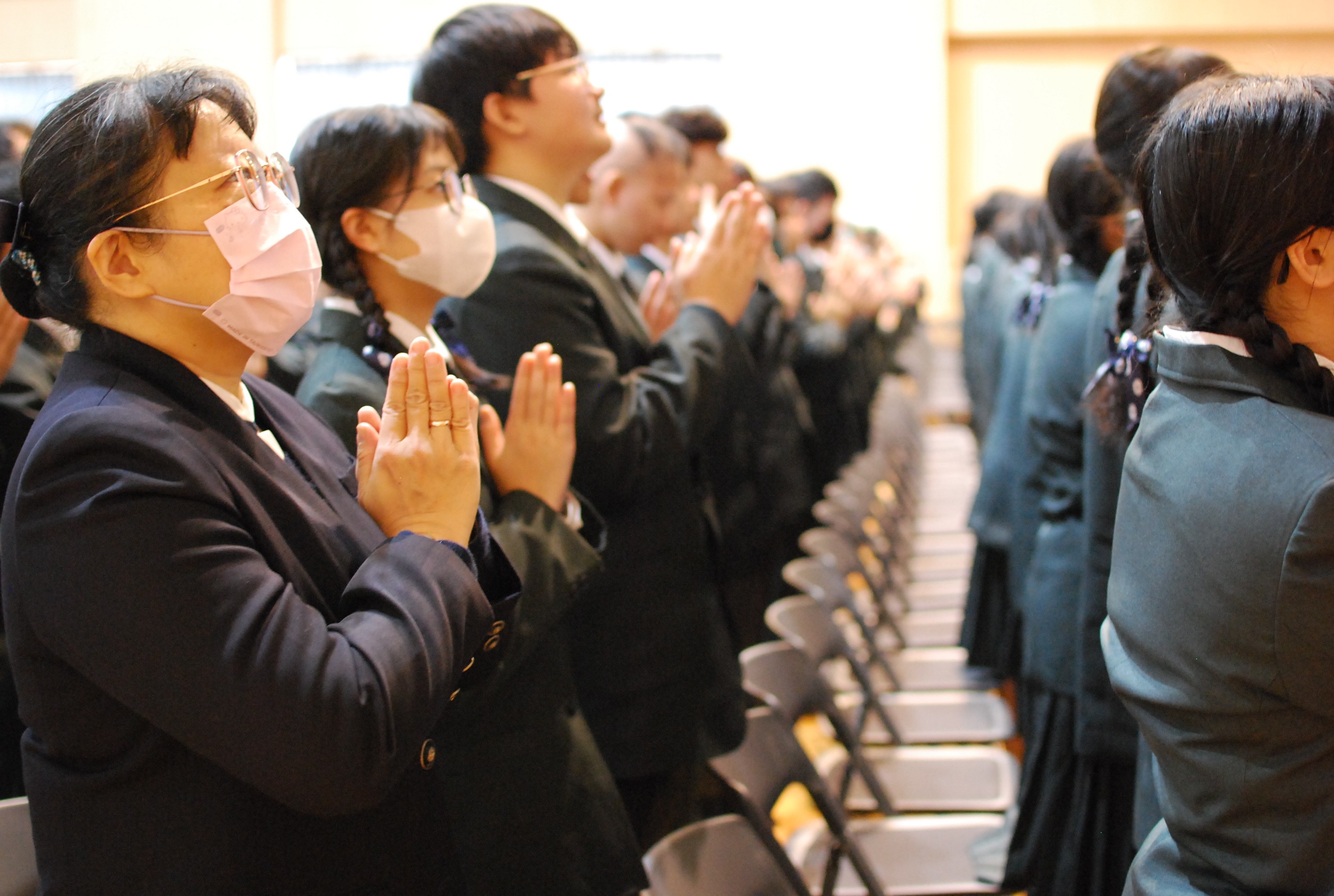 師生雙手合十,用心參與歲末祝福。