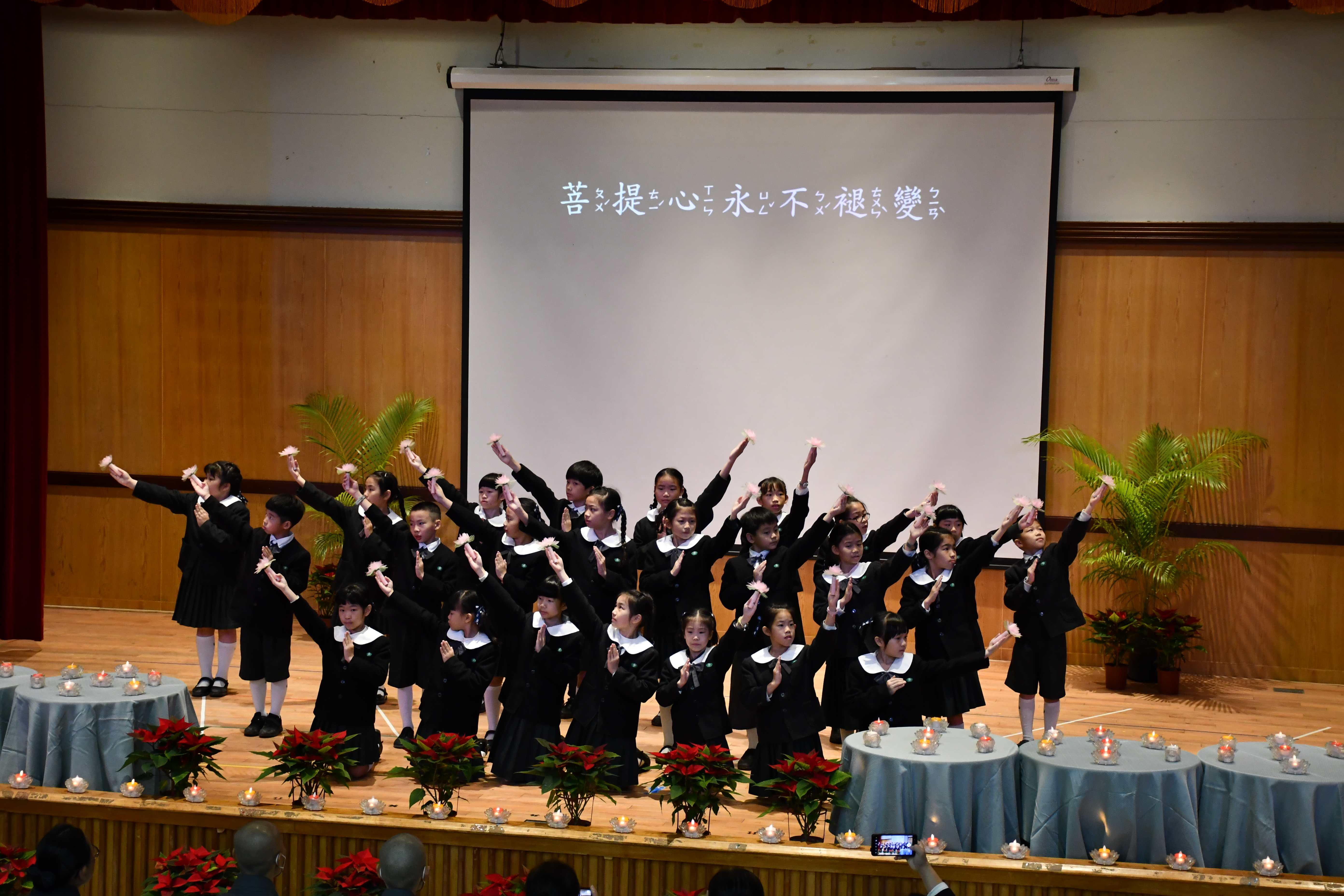 由國小三、四年級同學帶來「心燈」手語演繹