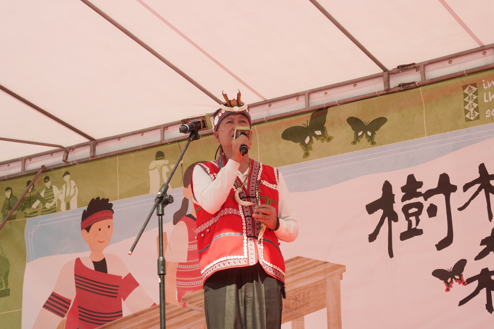 賽夏族耆老遵循習俗為活動祈福。