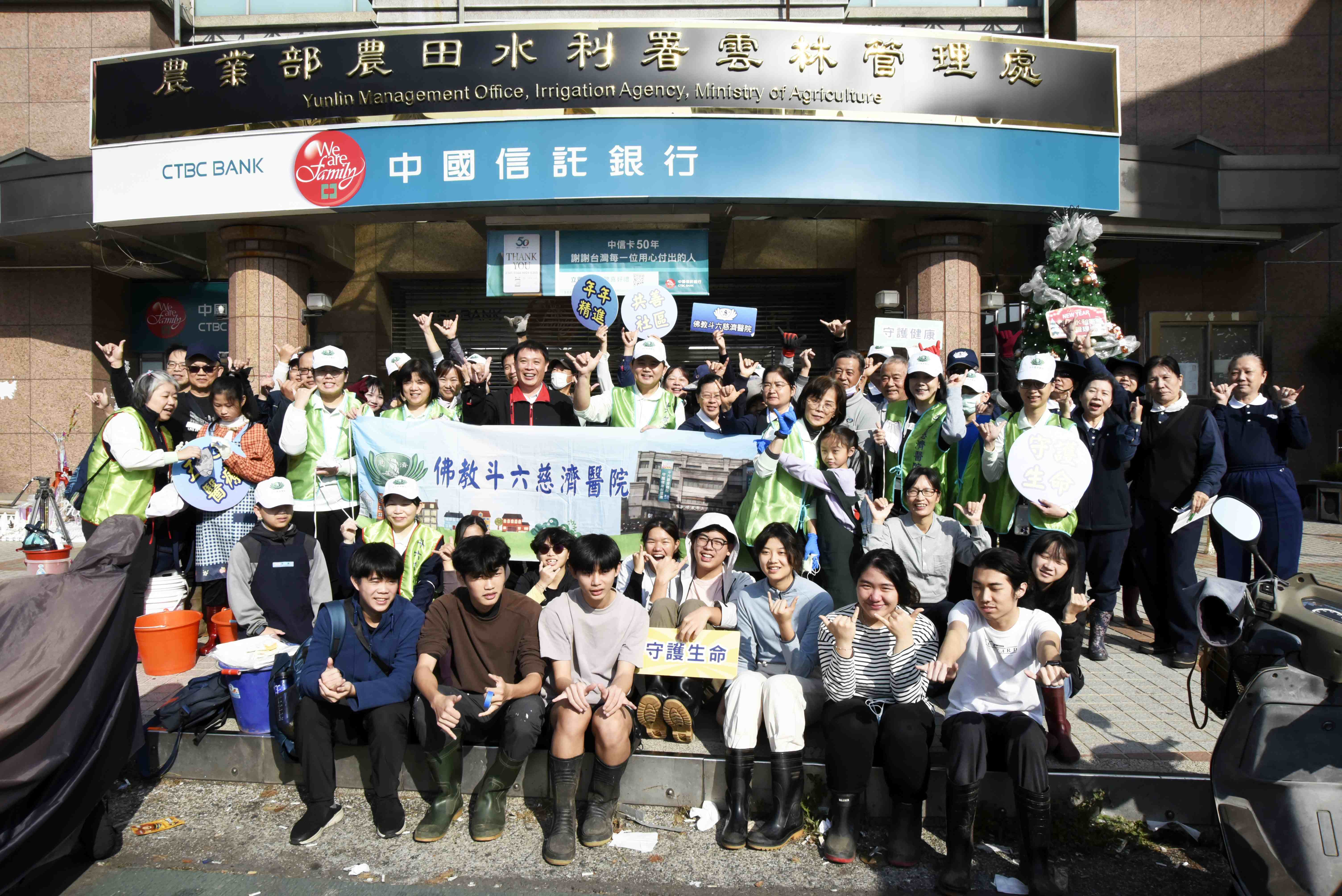 醫療團隊、眷屬結合慈濟志工與雲林縣立古坑華德福實驗高級中學學生，總共動員近百人，在假日走出醫院與學校，為慈濟照顧戶打掃家園。