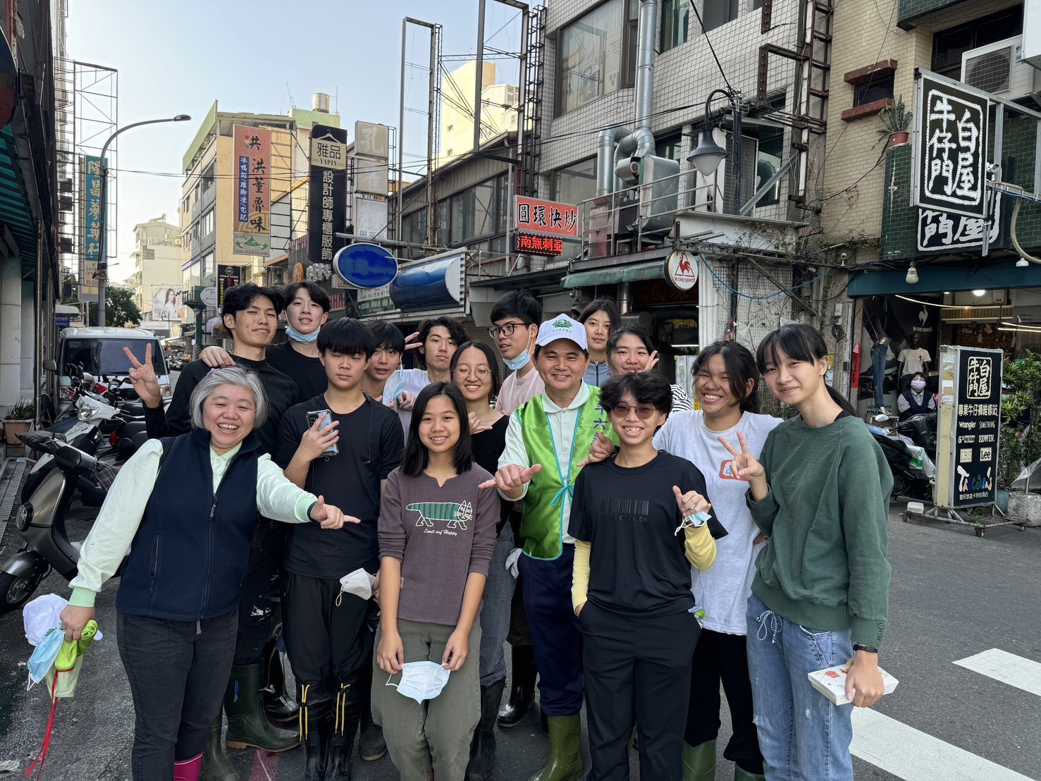 雲林縣立古坑華德福實驗高級中學學生全班同學13人，參加此次打掃。