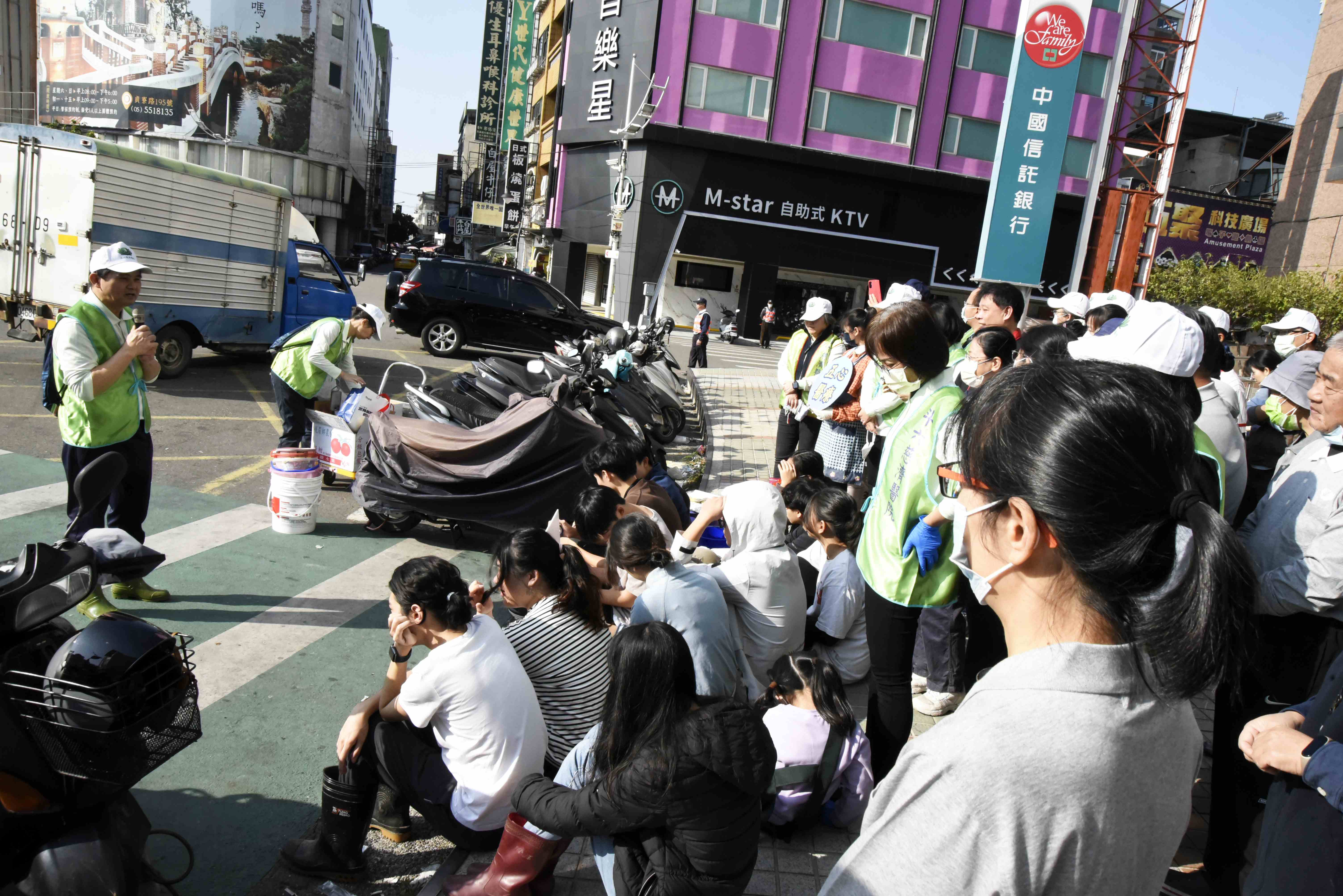 院長鼓勵同仁，奉持「五心醫療」，守護生命、守護健康、守護愛，以年年精進，社區共善的目標，期許能用佛心、合心、信心、歡喜心及感恩心等五心，守護鄉親的健康。