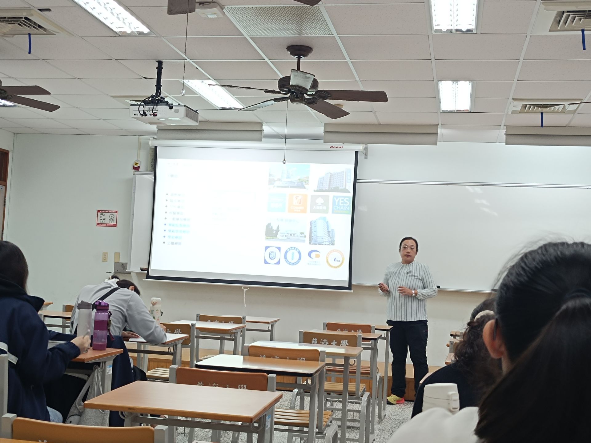中化製藥研發中心製劑研究室張玉主任主講「藥師在藥物研發及藥物行銷的角色」