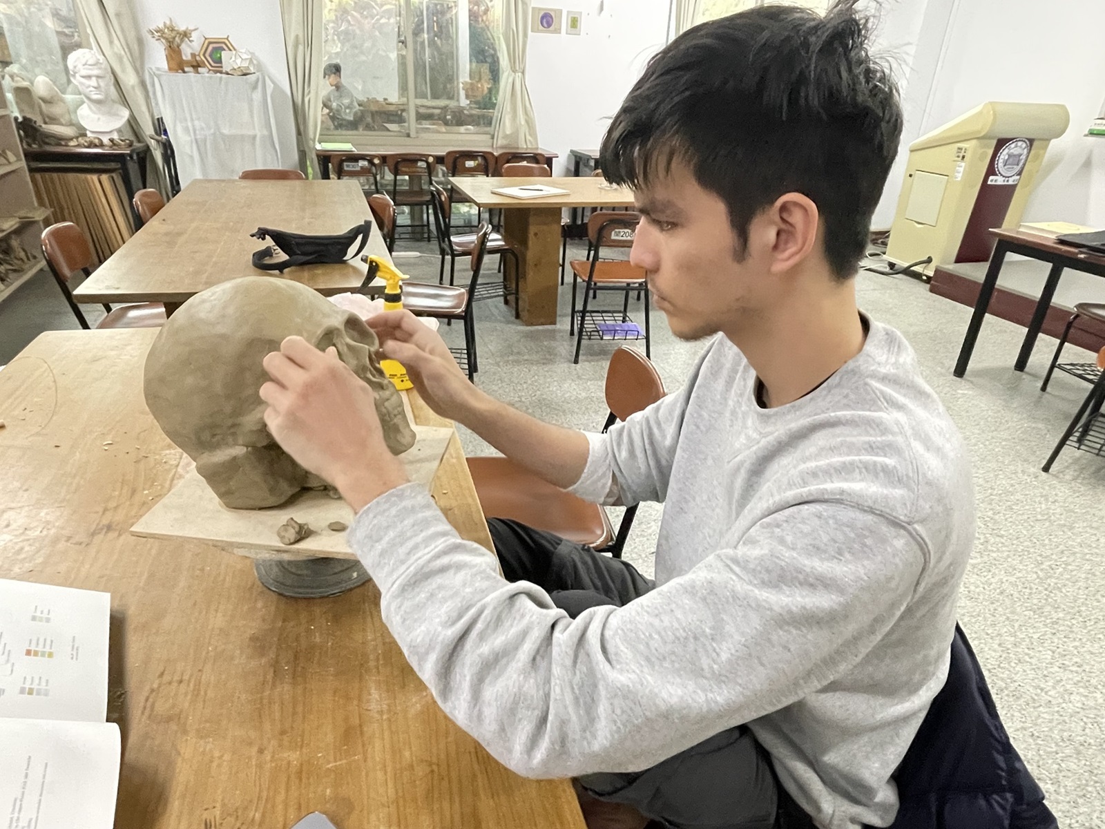 余奕向達人拜師學藝，學習陶土創作。