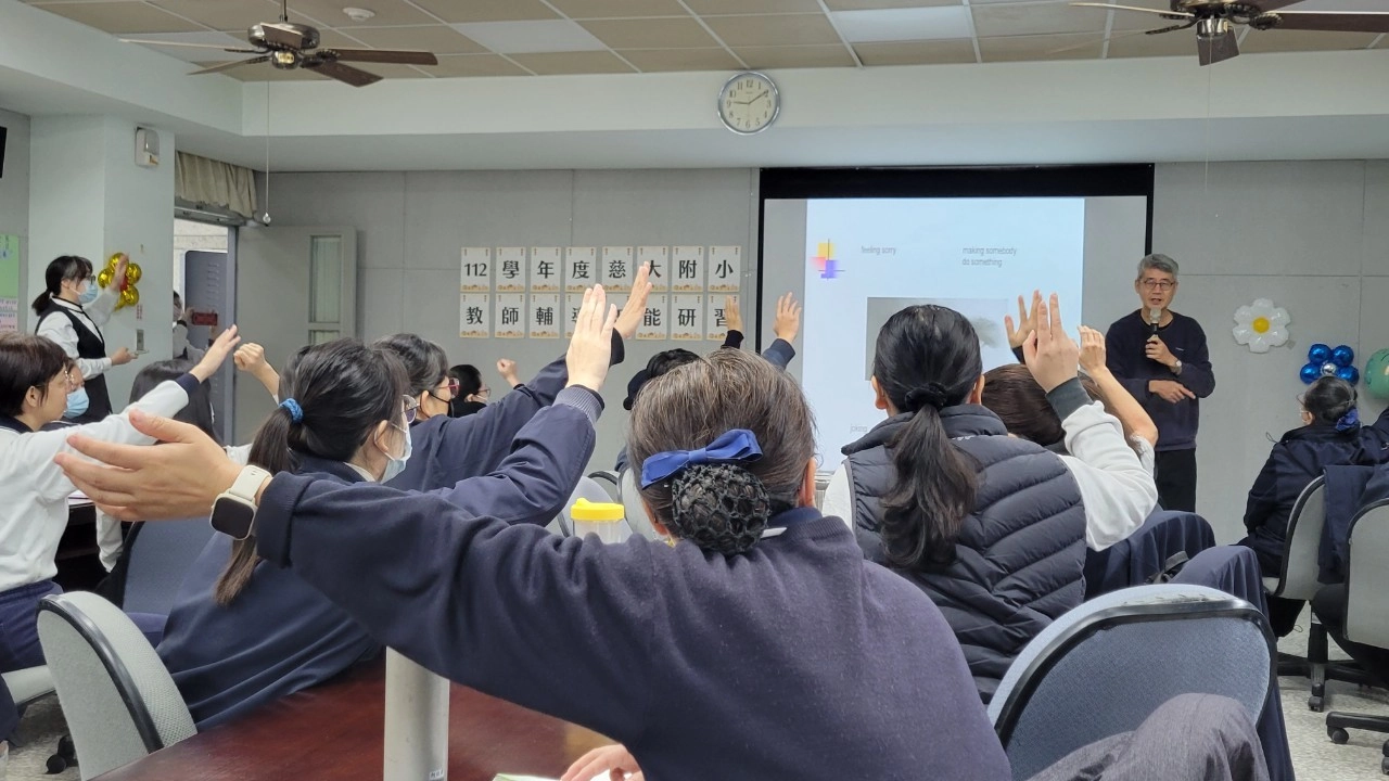透過提問與互動，湯醫師即時為老師教學現場所面臨的問題解答