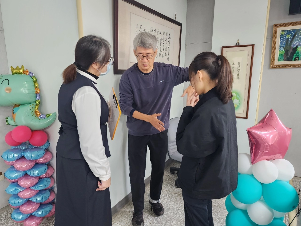 師長把握下課時間，詢問特殊個案學生的處遇方式