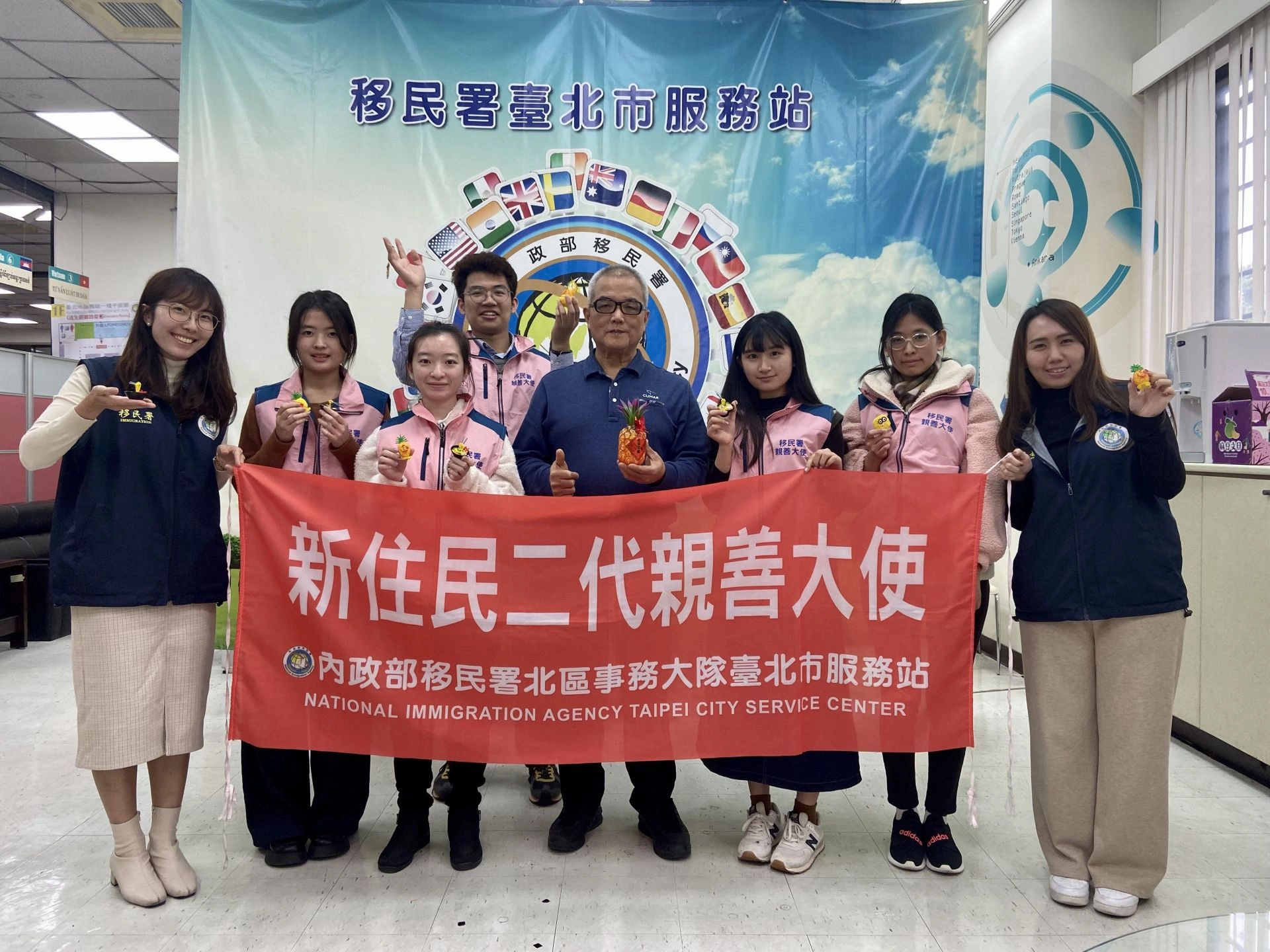 臺北市服務站辦理「新住民二代親善大使」培訓課程製作3D列印鳳梨擺飾,增添年節喜氣。