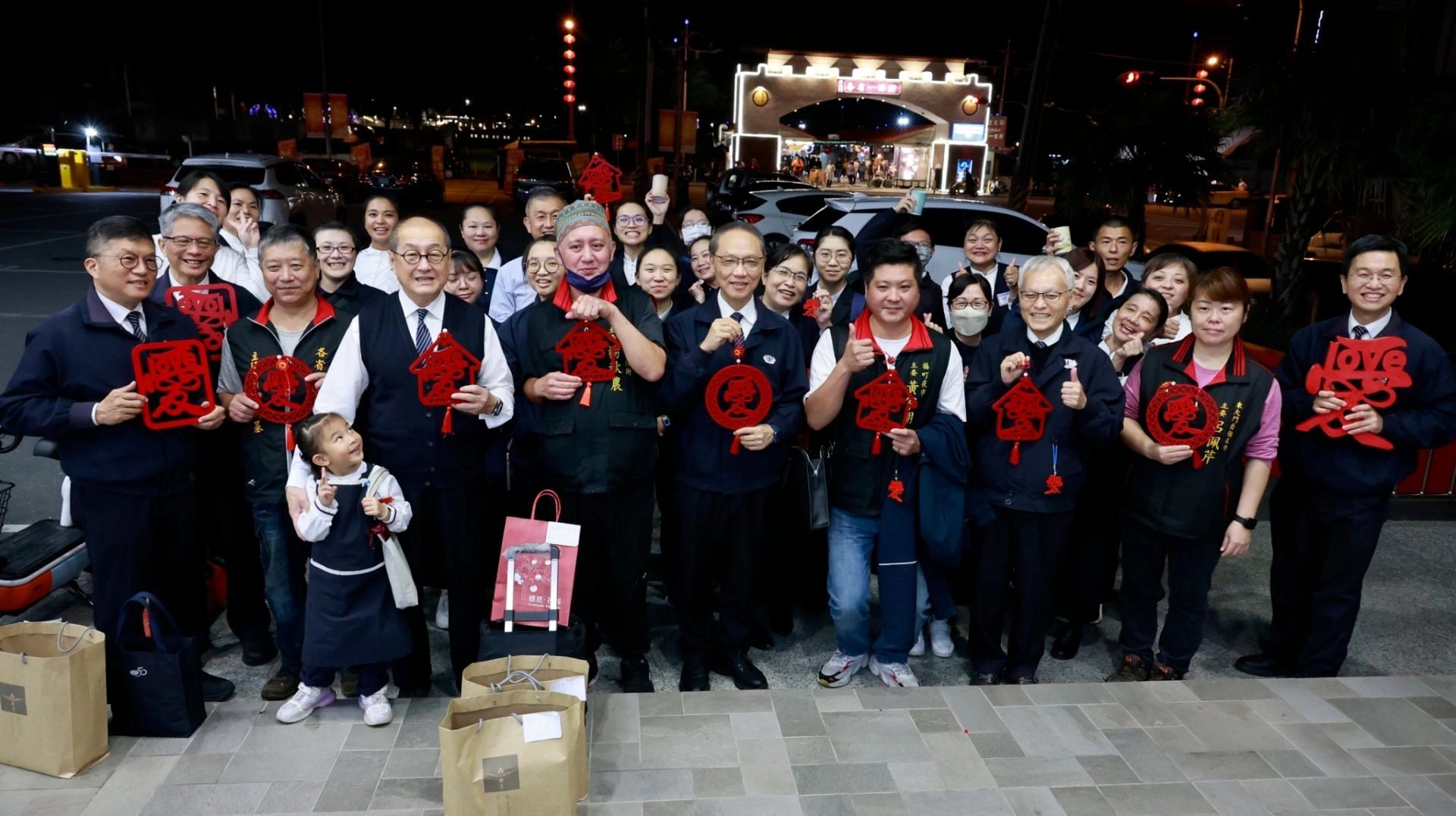 慈濟慈善事業基金會執行長顏博文1月31日晚上偕主管及同仁,在東大門夜市四位主委引領下拜訪、感恩愛心商店。