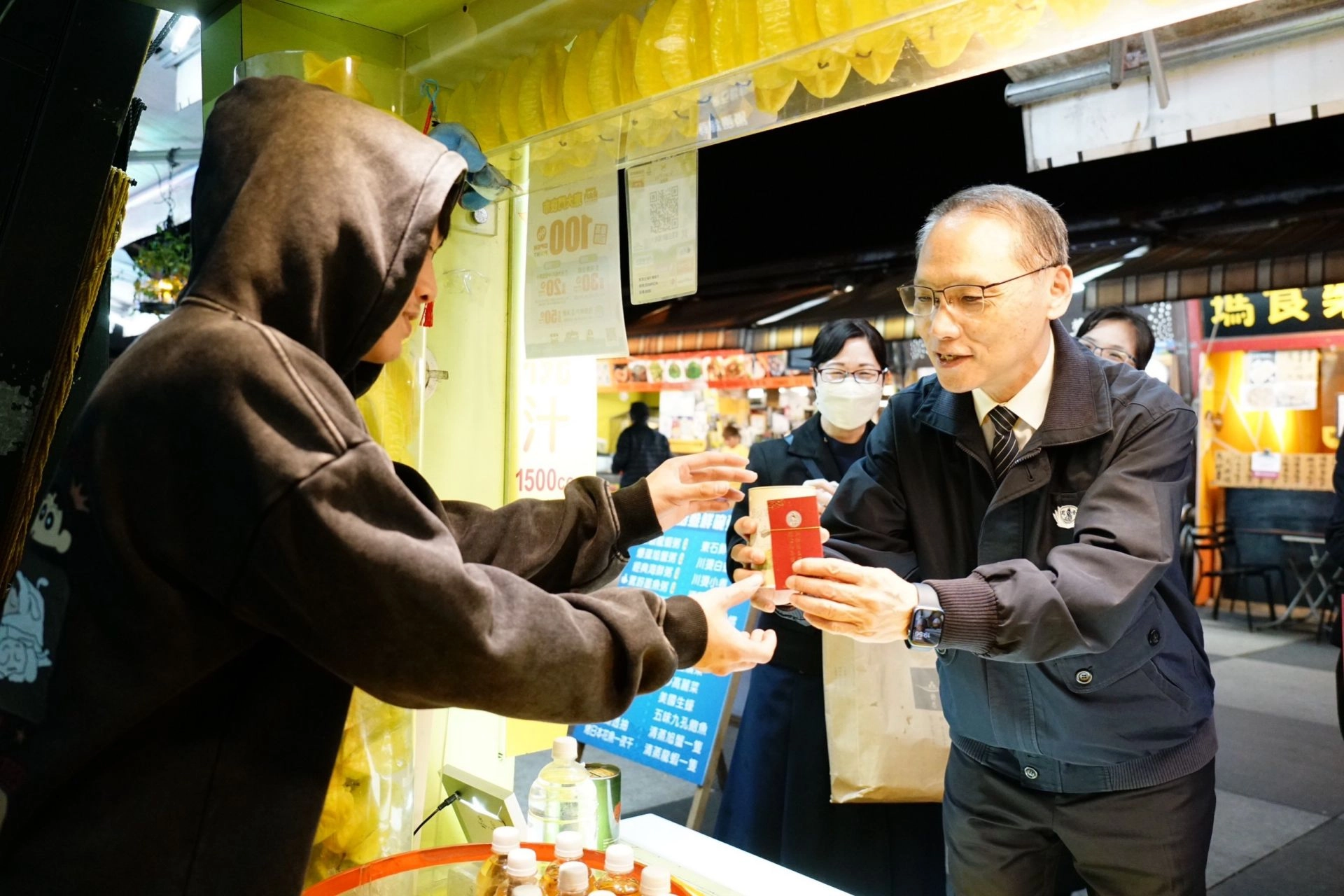 慈濟慈善事業基金會執行長顏博文1月31日晚上偕主管及同仁,在東大門夜市四位主委引領下拜訪、感恩愛心商店。