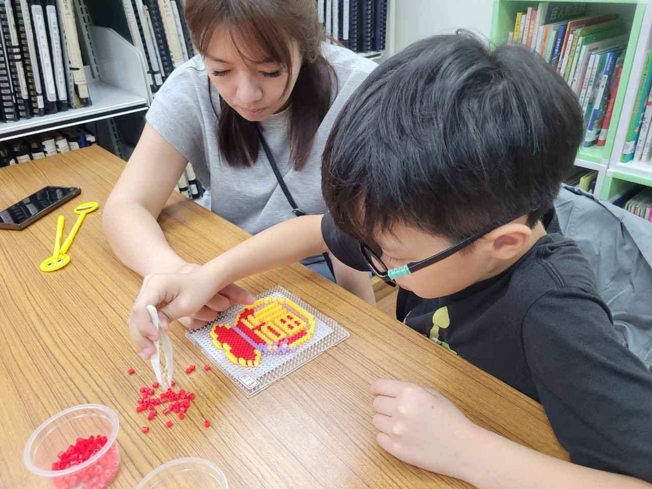 龍來拼拼豆豆:親子們製作拼豆春聯中。