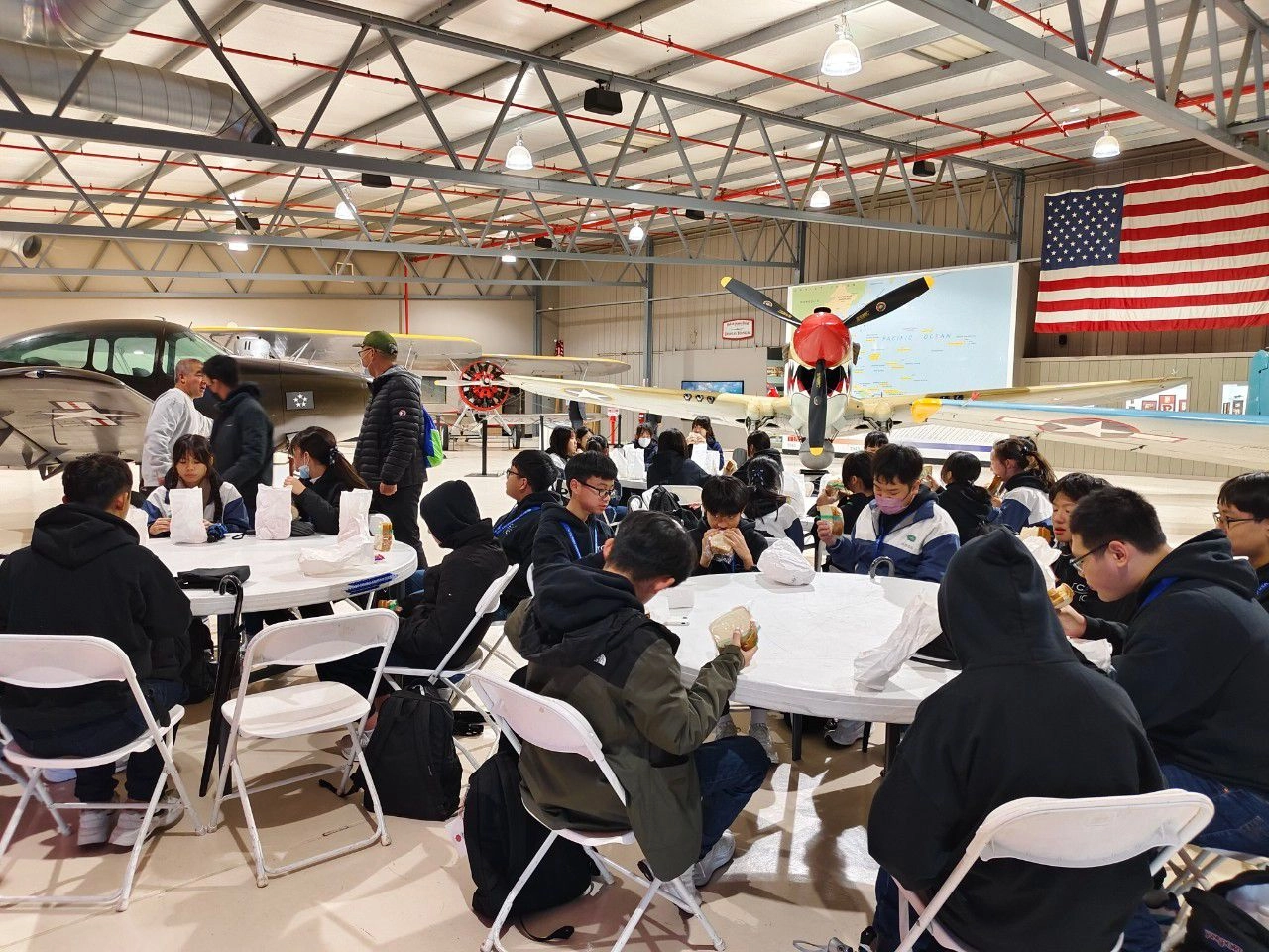 孩子們於航空博物館內停機坪用餐,特別的體驗。