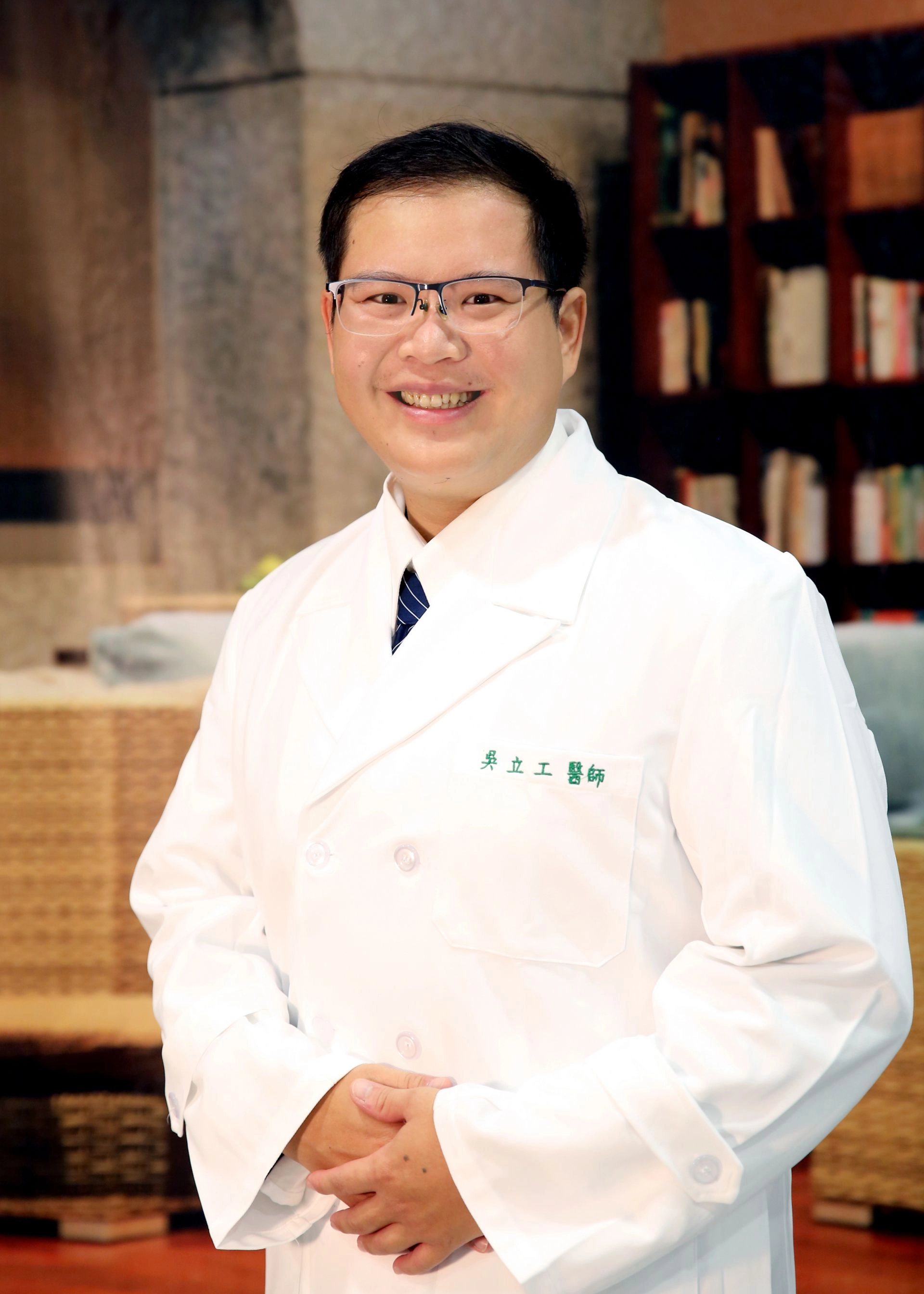 吳立工醫師說,乾癬是一種很複雜的疾病,經評估病人的熱、濕、毒、瘀、虛等症狀的程度,並選擇相應的中藥方案,將病人體質調養好,內外兼治,中西合療,方能讓症狀顯著進步。