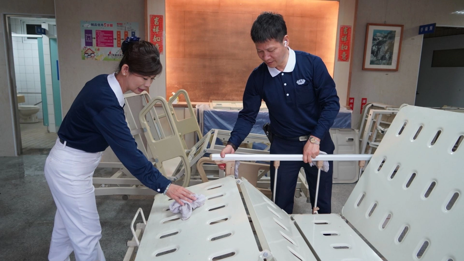 輔具運送到馬祖,方奇輝和楊秋燕夫妻倆清消及檢測醫療床。