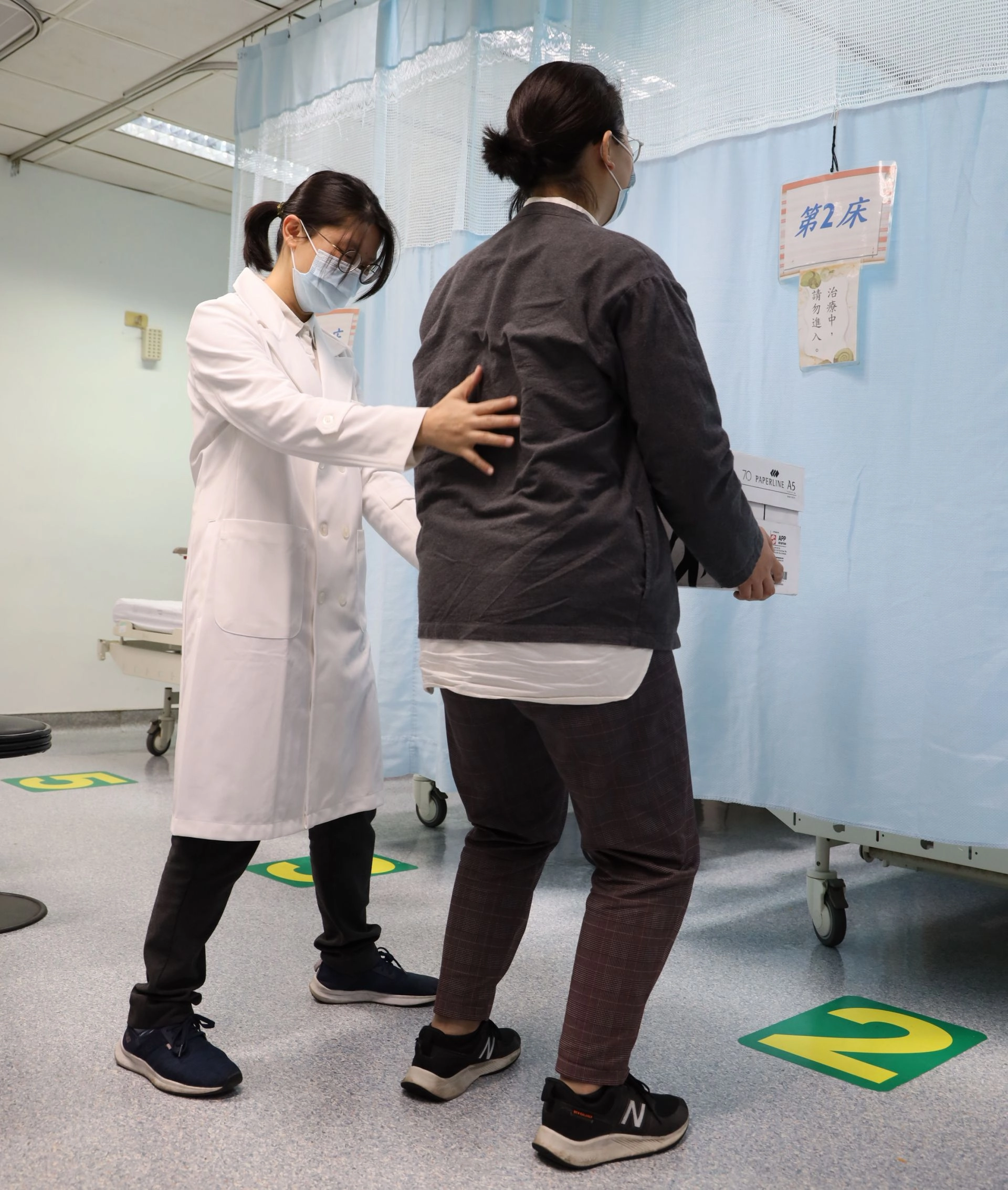 關山慈濟醫院劉育婷中醫師提醒即將要進行大掃除的民眾,搬運東西或頻繁重複某出力動作時,要綜合運用身體各部位的力量、適度休息,才不會導致身體受傷。