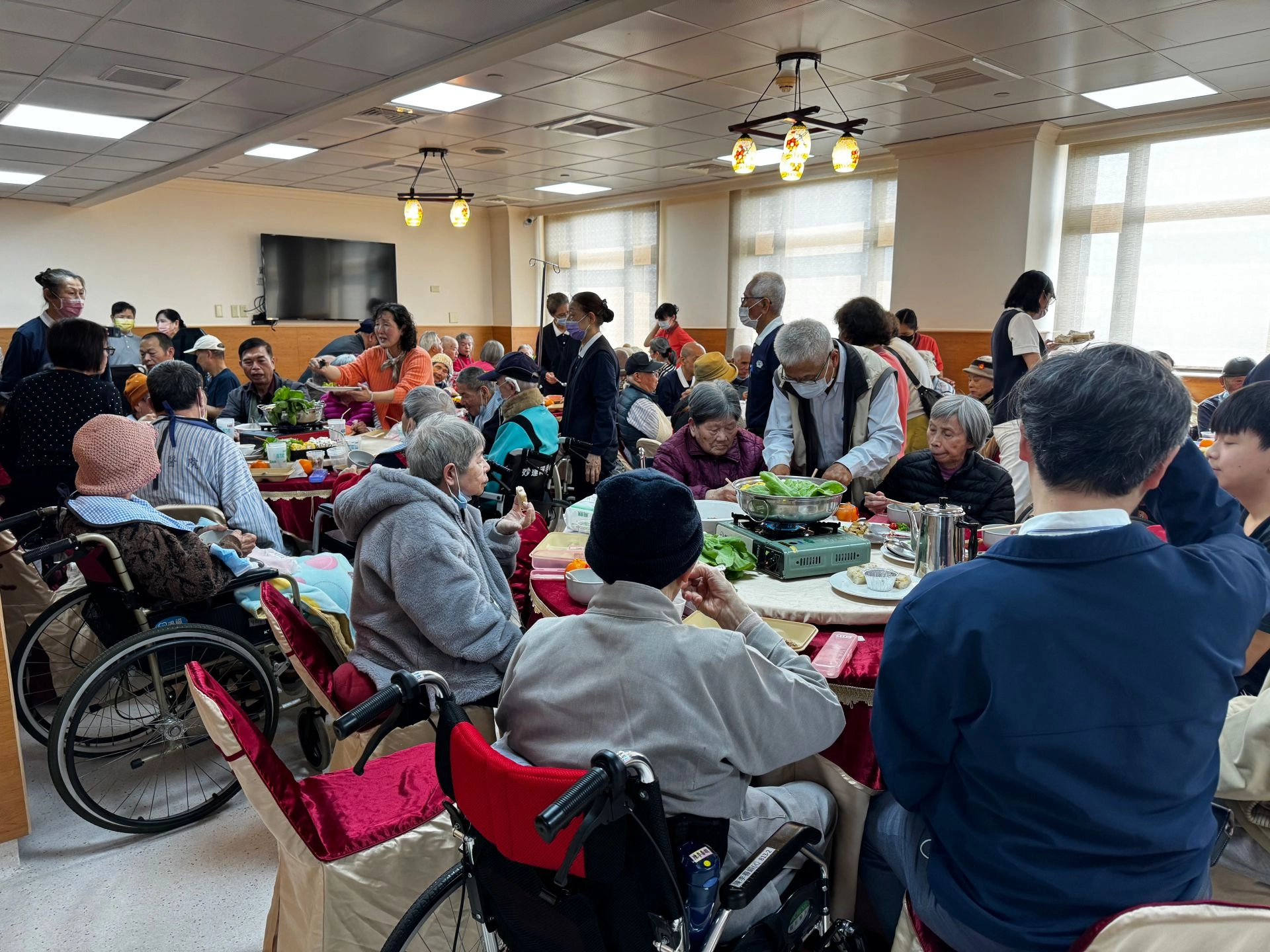 大林慈濟住宿長照機構席開十桌,邀請機構裡的住民和家屬一同圍爐過節