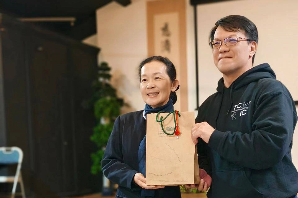 泓緻老師致贈結緣品,感恩美國總會的照顧,讓師生們感受到家鄉的溫暖。
