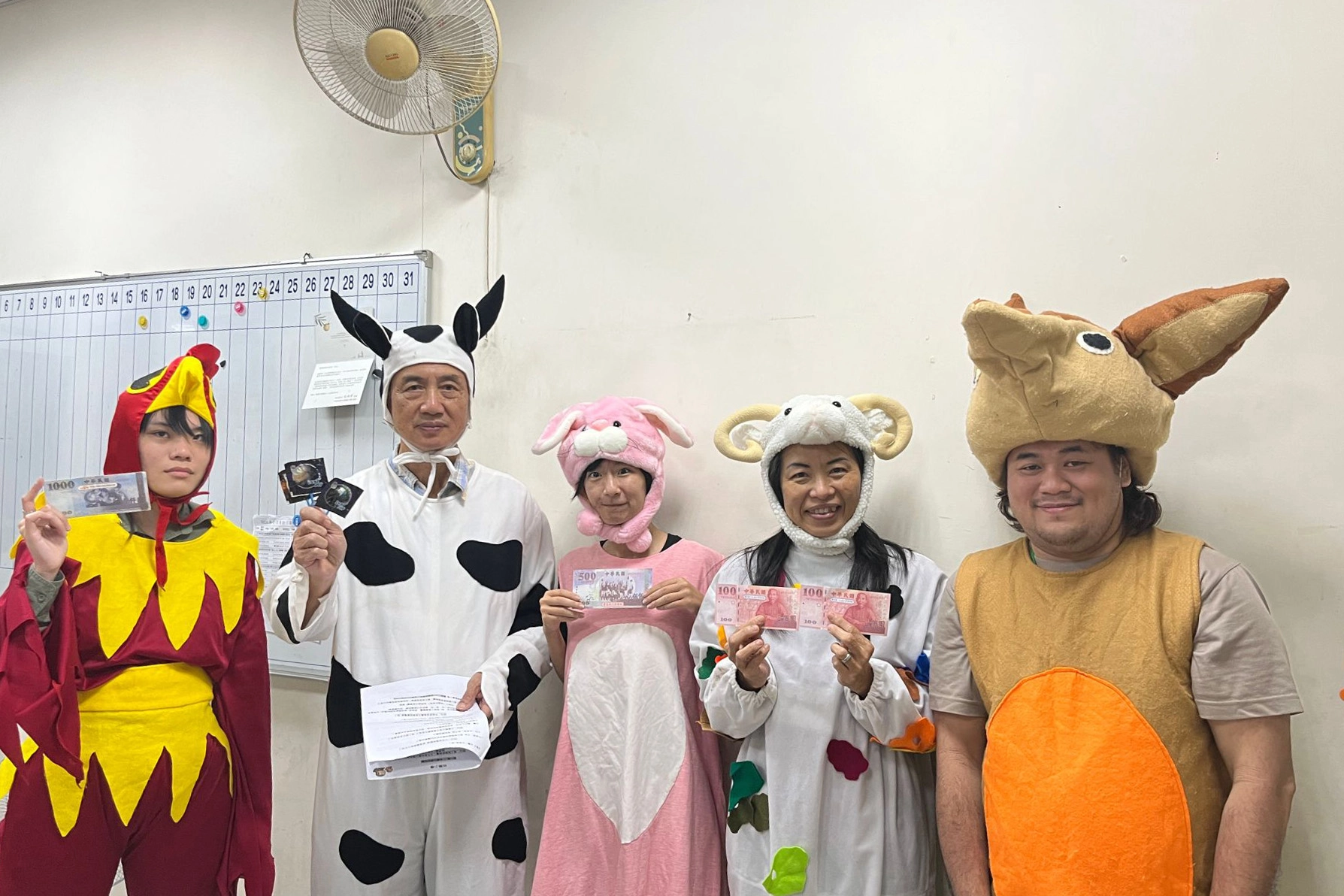 為了達成「對霸凌說不!」的任務,參與本次活動的三個非營利機構的課輔班老師,在慧治安排下,特別粉墨登場,親自為孩子演出反霸凌戲劇「快樂小學」。