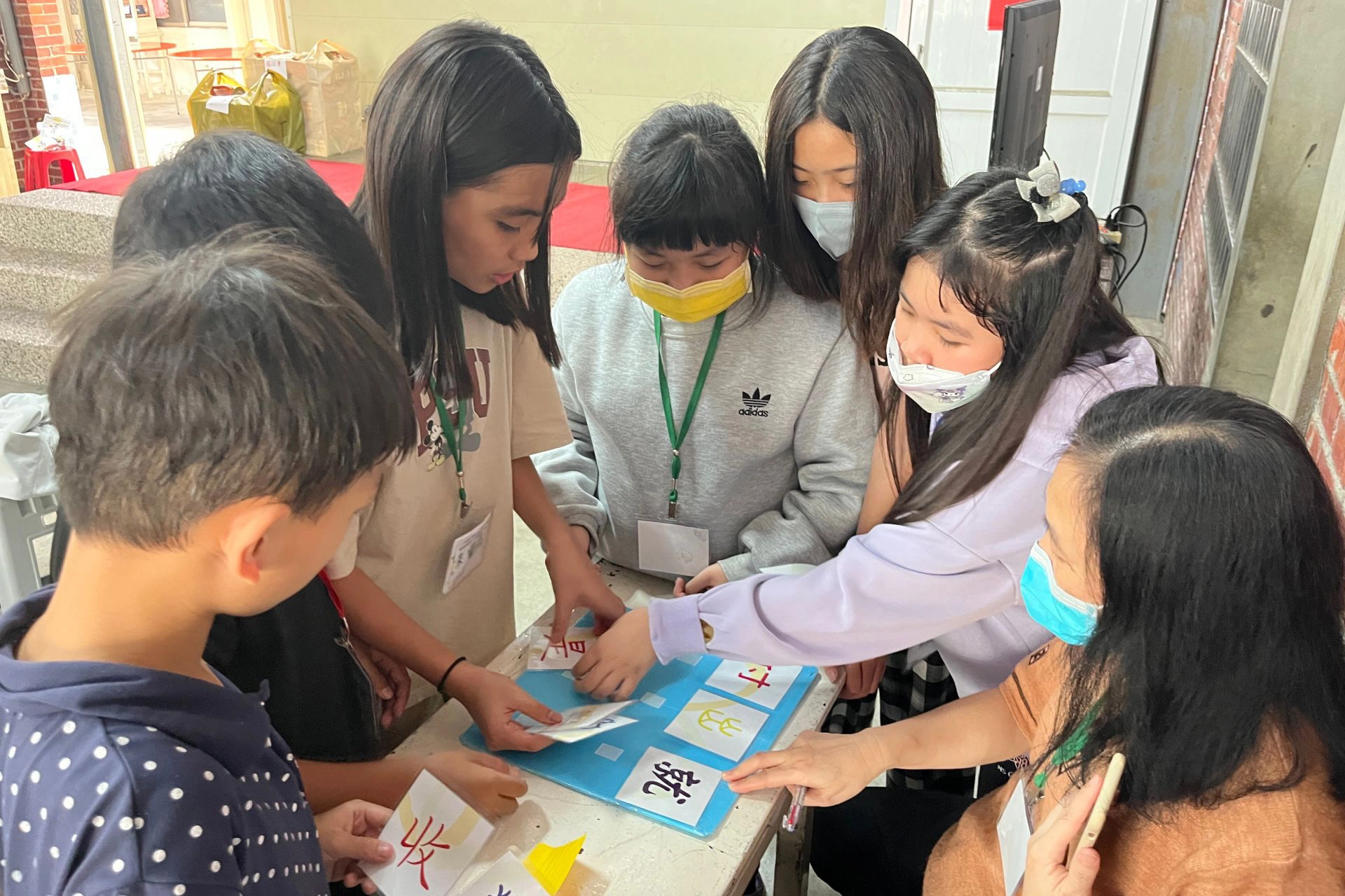品格教育,以體驗學習及典範學習為中心,設計出動靜態兼具、有趣又好玩的各種教案,讓孩子們邊玩邊學,再引導於活動後進行靜思及省思,幫助深度內化,最後定根於日常生活實踐。