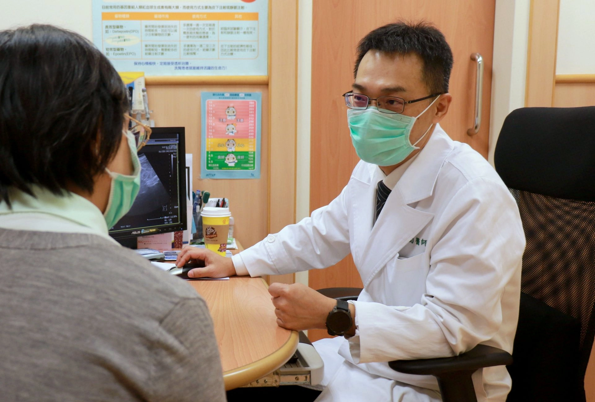 腎臟內科楊洵醫師提醒,憋尿時間過長會使尿液回流感染腎臟,可能引發腎盂腎炎。