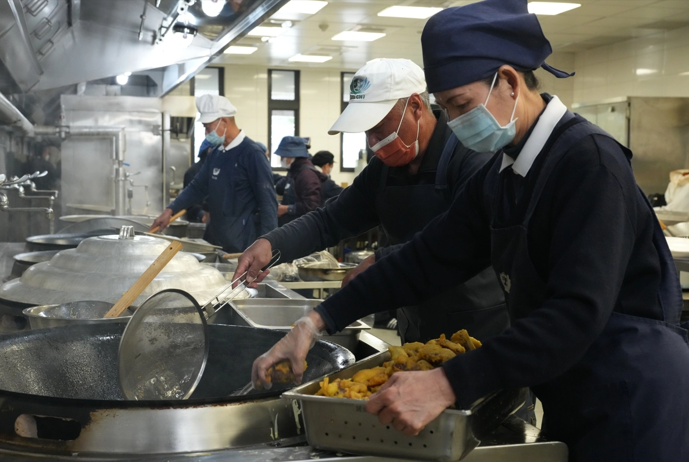 中午提供熱騰騰餐點及年糕,喝一碗熱騰騰的湯,暖心、暖胃感受年節溫馨樂鬧喜氣。