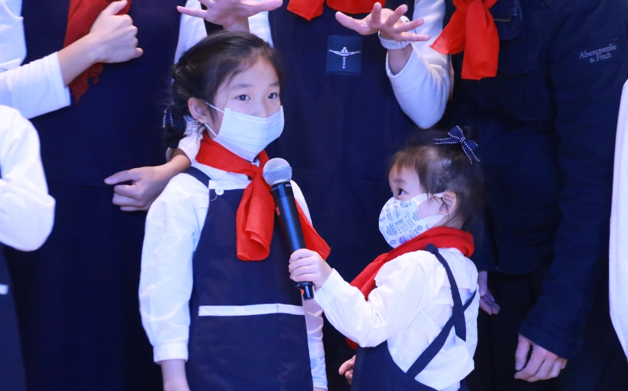 吳采融跟妹妹吳采諭因為父親在關渡靜思堂對面的科技公司上班,地緣關係讓一家人親近慈濟更化身小志工,分享喜悅。