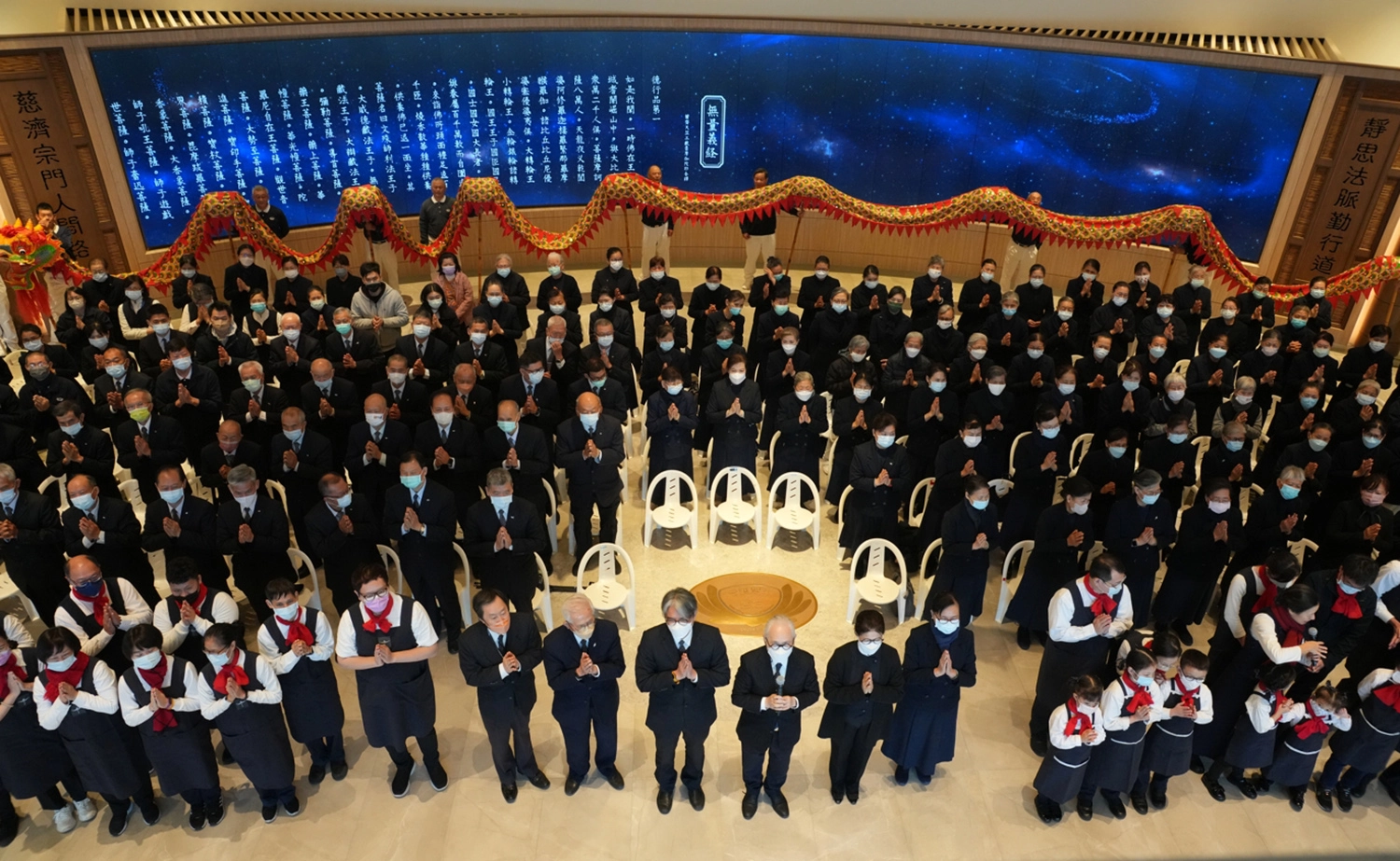 慈濟人文志業中心、第三聯區志工、靜思書軒小志工等一起利用雲端視訊連線花蓮靜思精舍,向證嚴上人拜年。