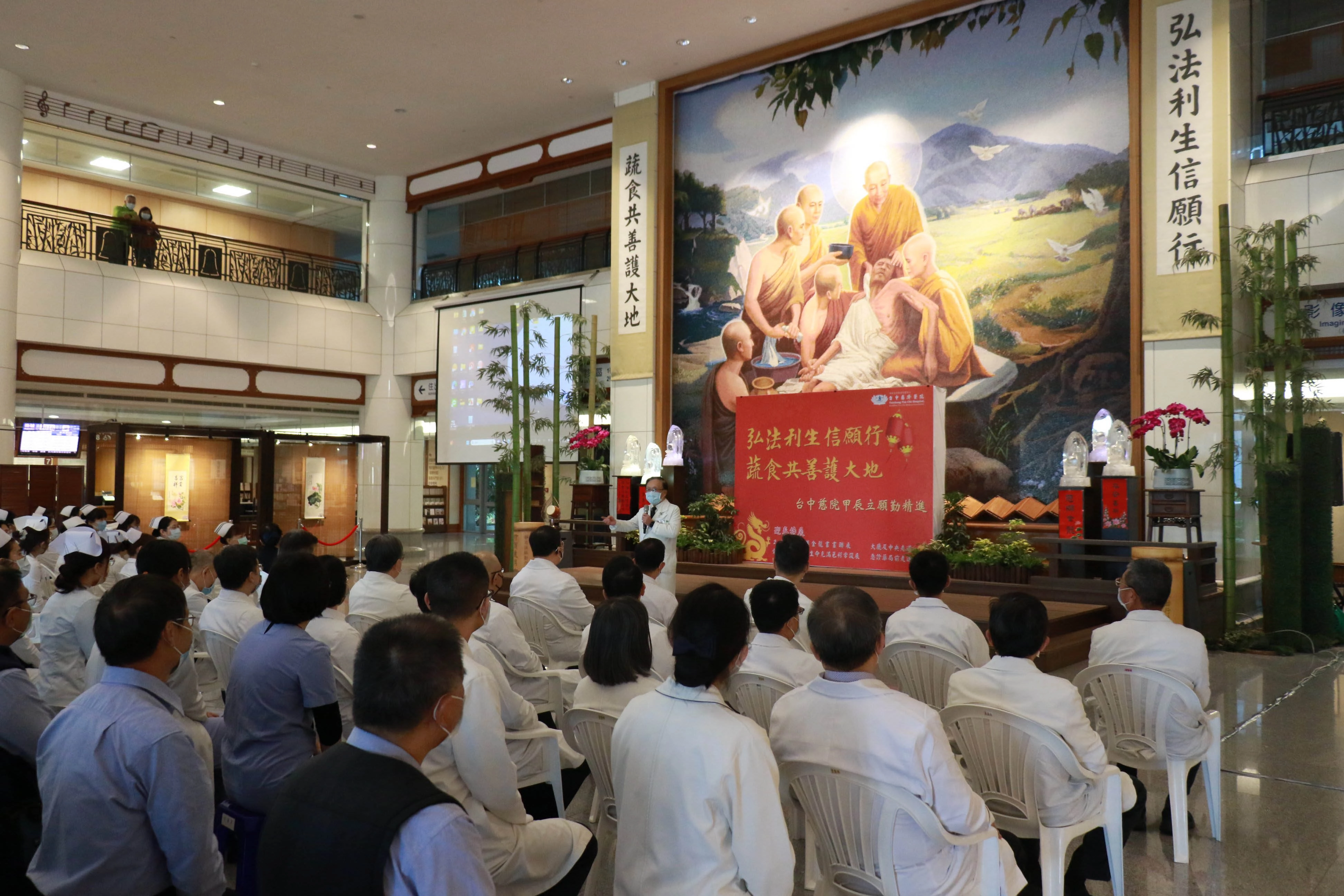 簡守信院長勉勵醫護團隊要以「情」關懷病人,還要把握時間「勤」精進。