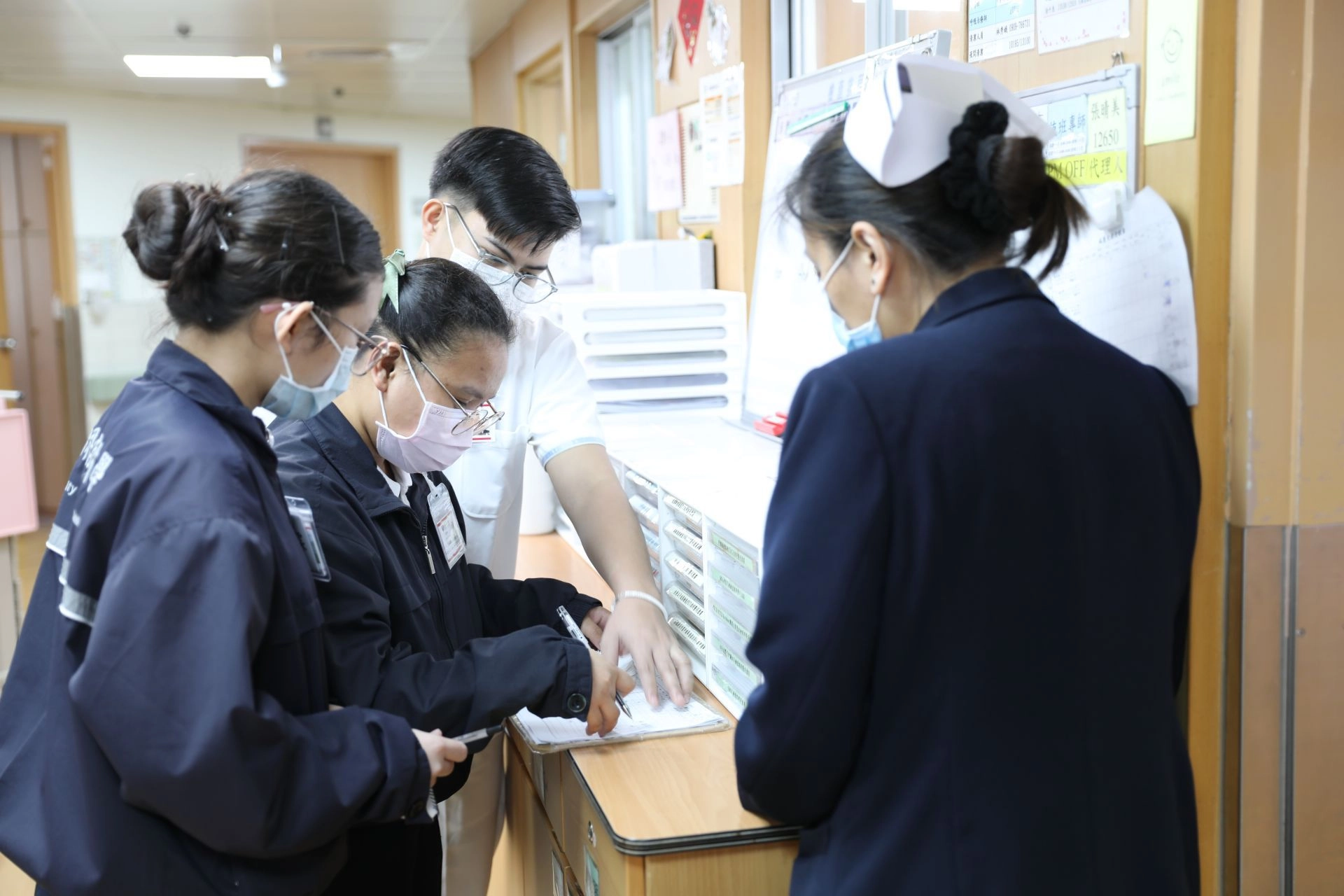 在花蓮慈濟醫院,長照科學生學習記錄照護工作事項。