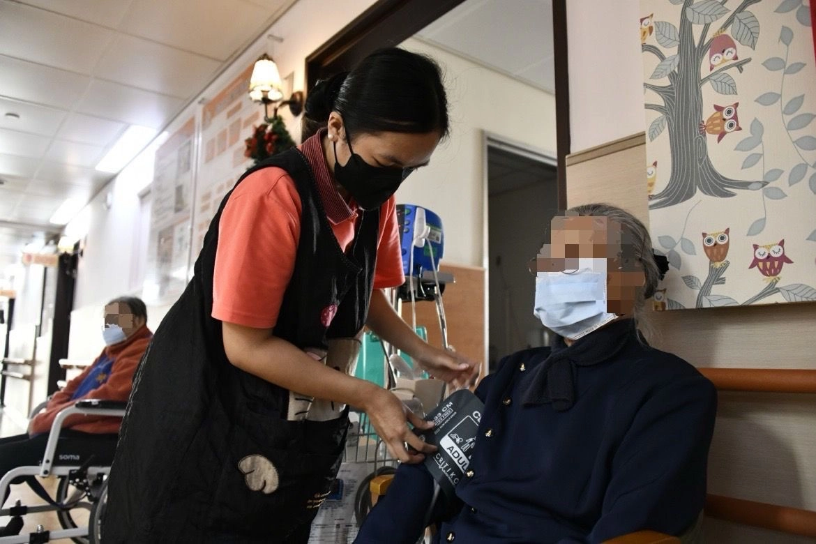 畢業校友在大林慈濟住宿長照機構擔任照服員,每天早上都幫住民量血壓,同時一邊學習台語。